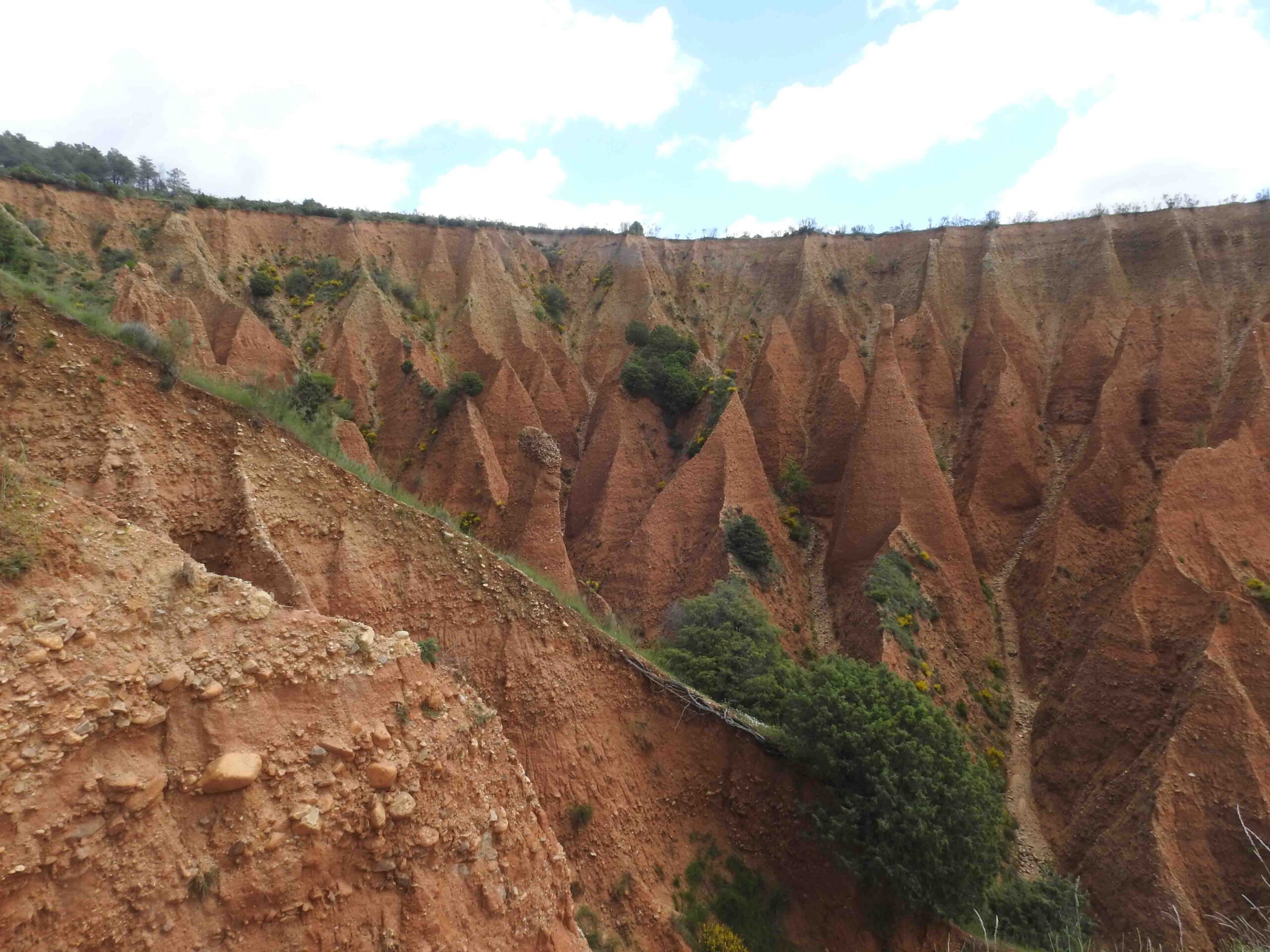 Las Chimeneas de Hadas, un espacio mágico en Valdepeñas de la Sierra