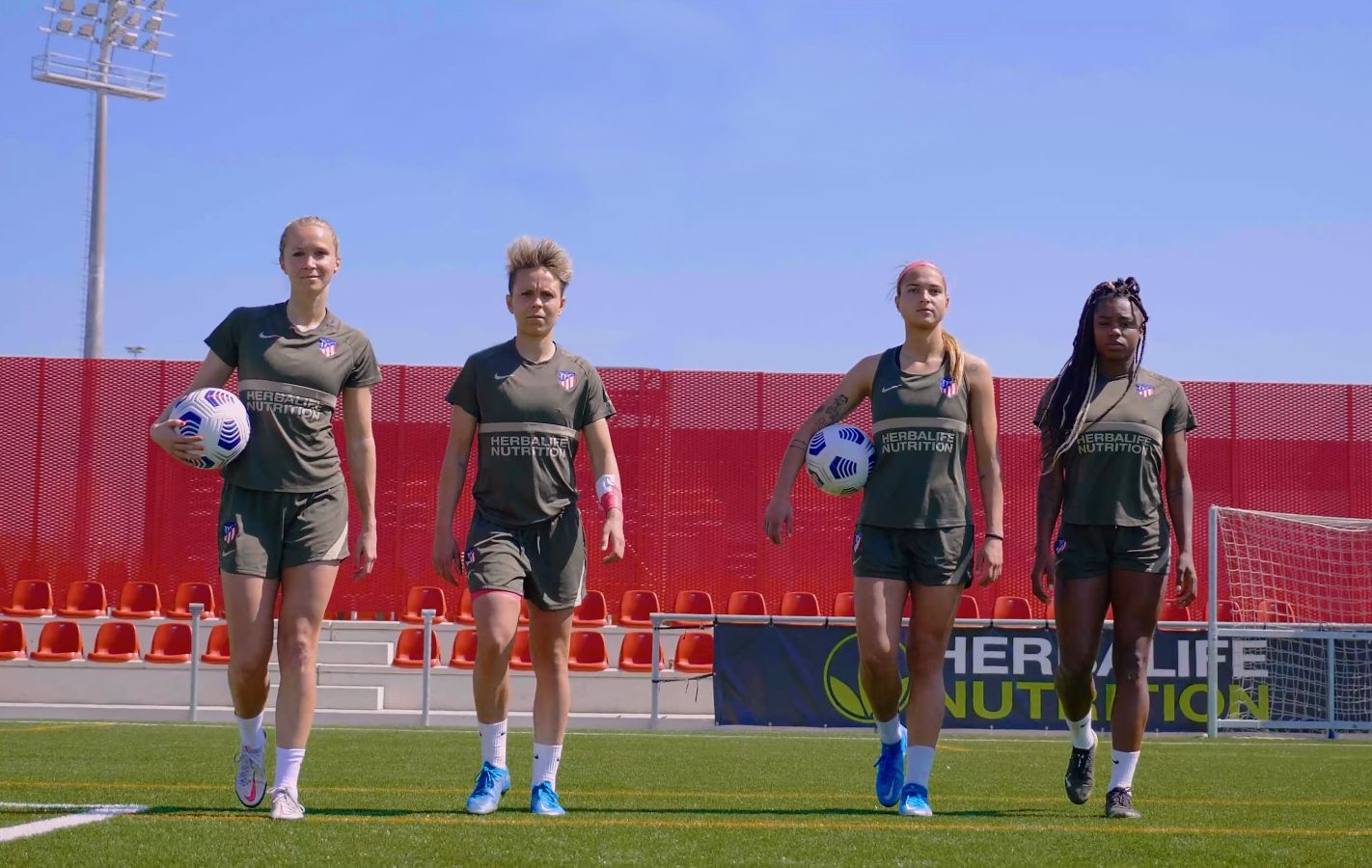 Las jugadoras del Atlético de Madrid Femenino se enfrentan en la Herbalife Teqball Cup