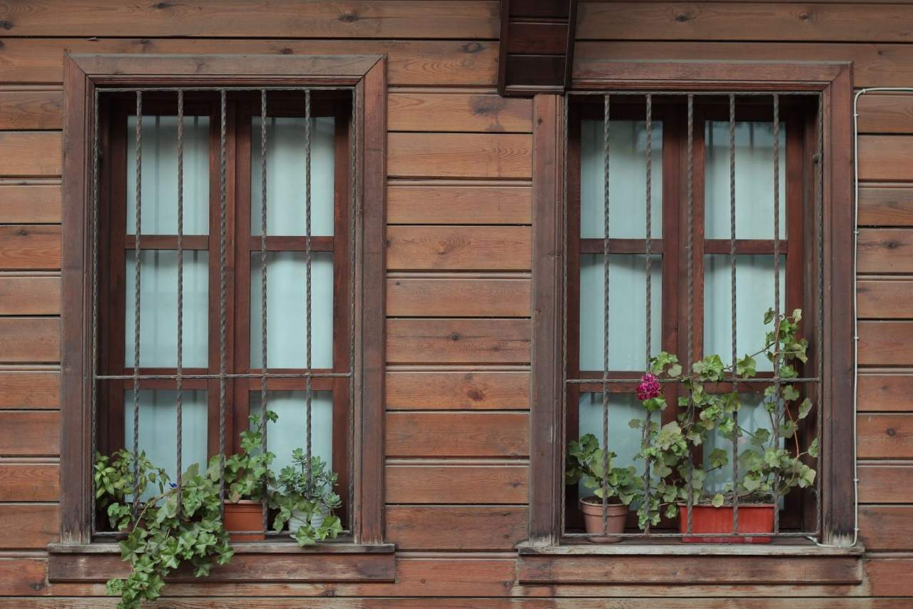 LOSMA STUDIO: Especialistas en balcones y ventanas de madera de calidad