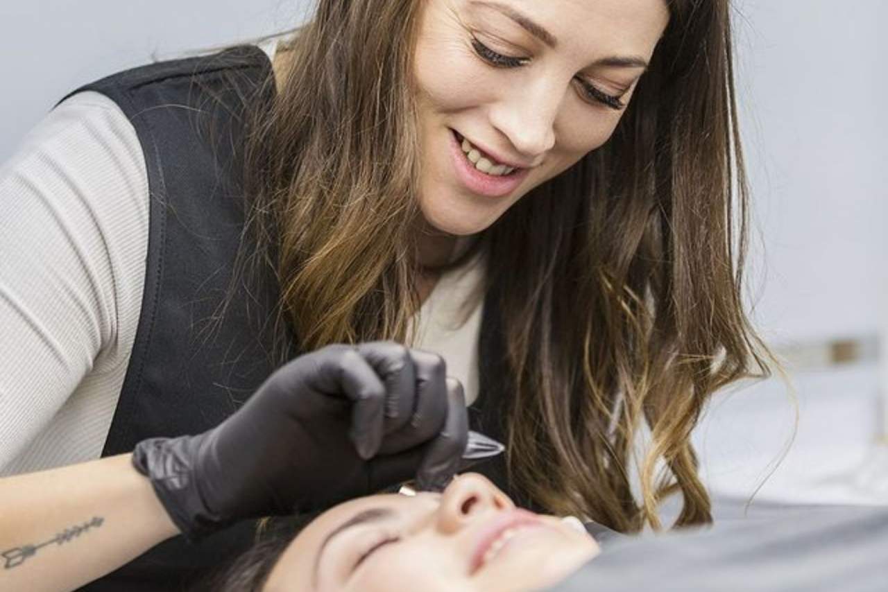 Noa Nox imparte el curso de extensiones de pestañas en Oviedo
