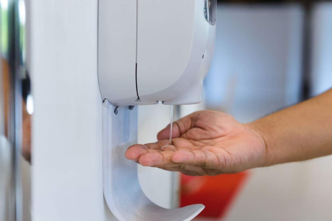 El dispensador de gel hidroalcohólico ofrecido por AlvaMarket
