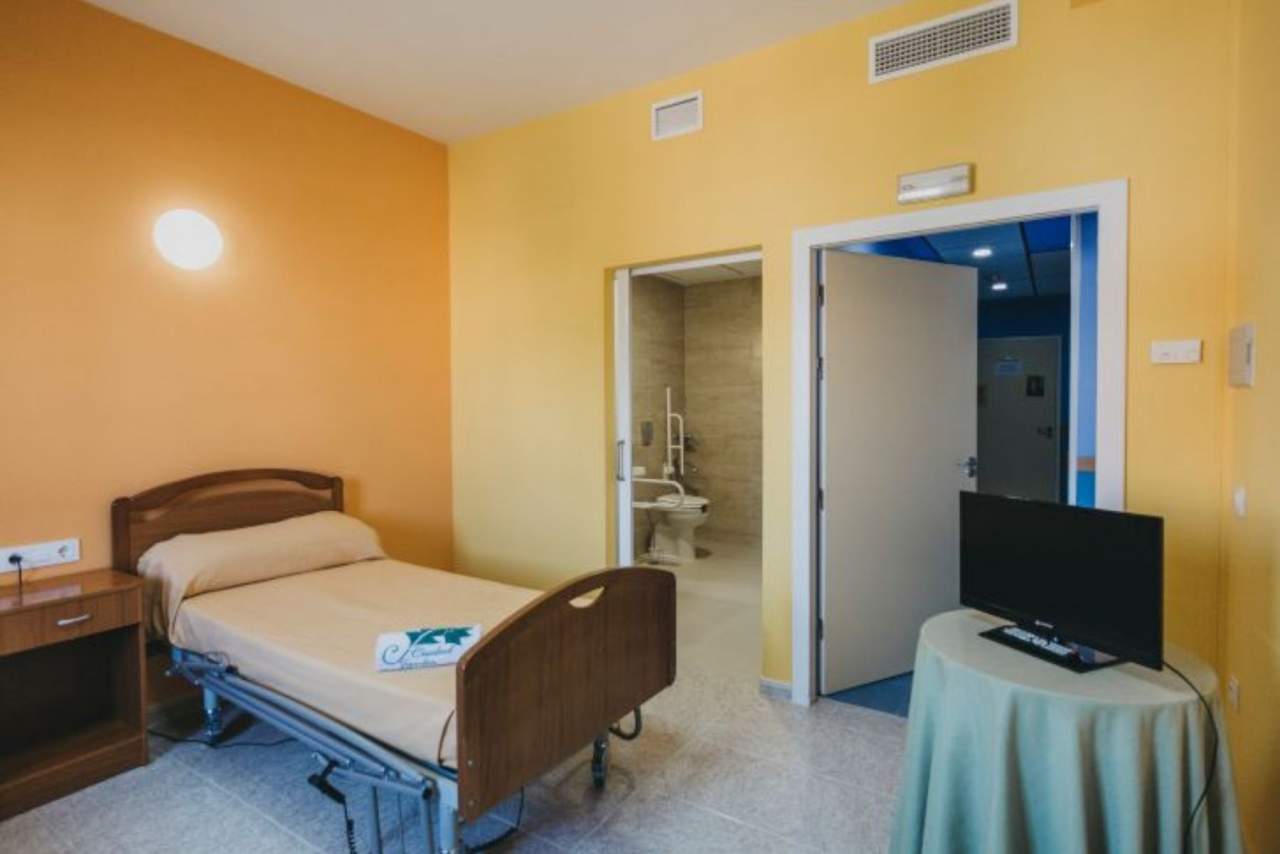 ¿Qué servicios ofrece la Residencia Ciudad Jardín, situada en Palma de Mallorca, a las persona mayores?