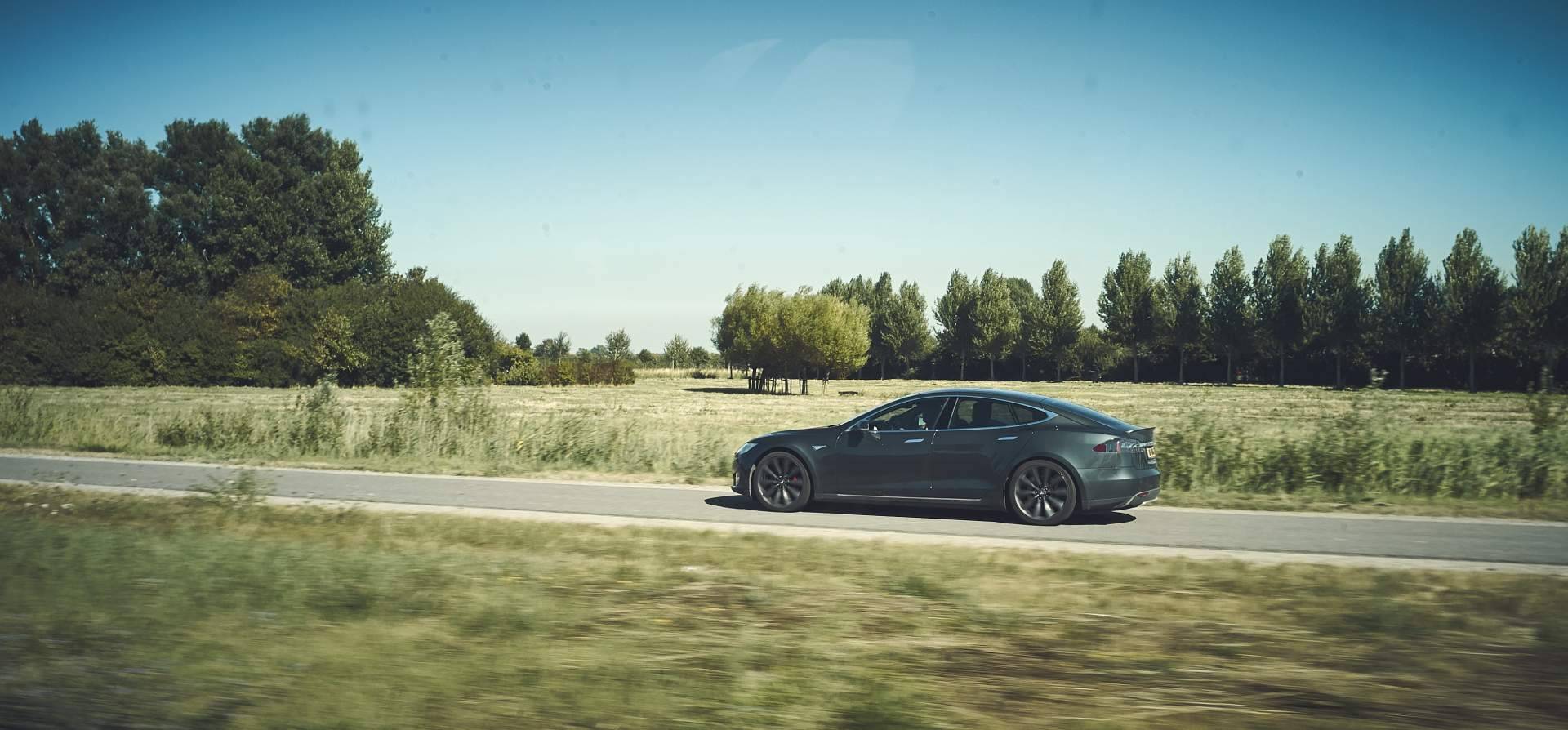 Alquilar un vehículo Tesla en Future Drive