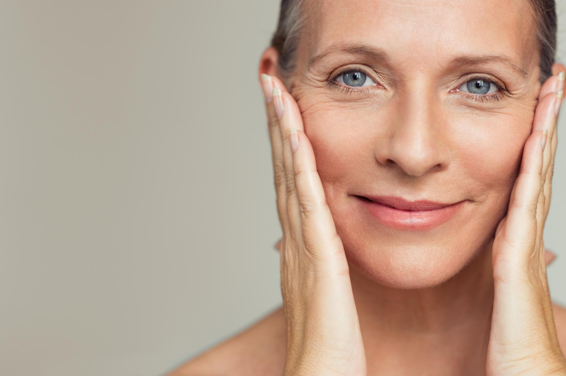 ¿Cómo es el sérum antiedad de cosmética natural de Kunal Cosmetics?