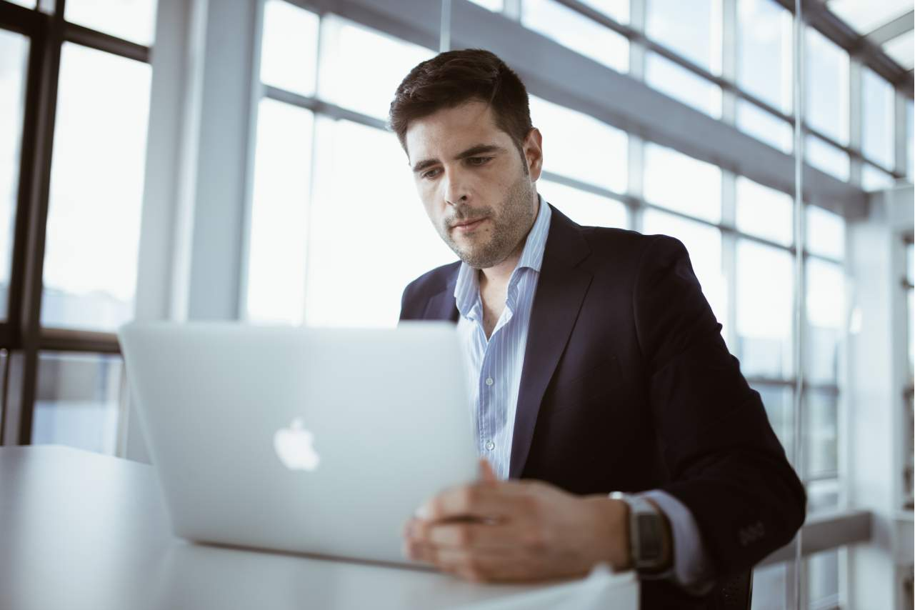 ¿En qué se basa el curso de trading ofrecido por Área de Inversión?