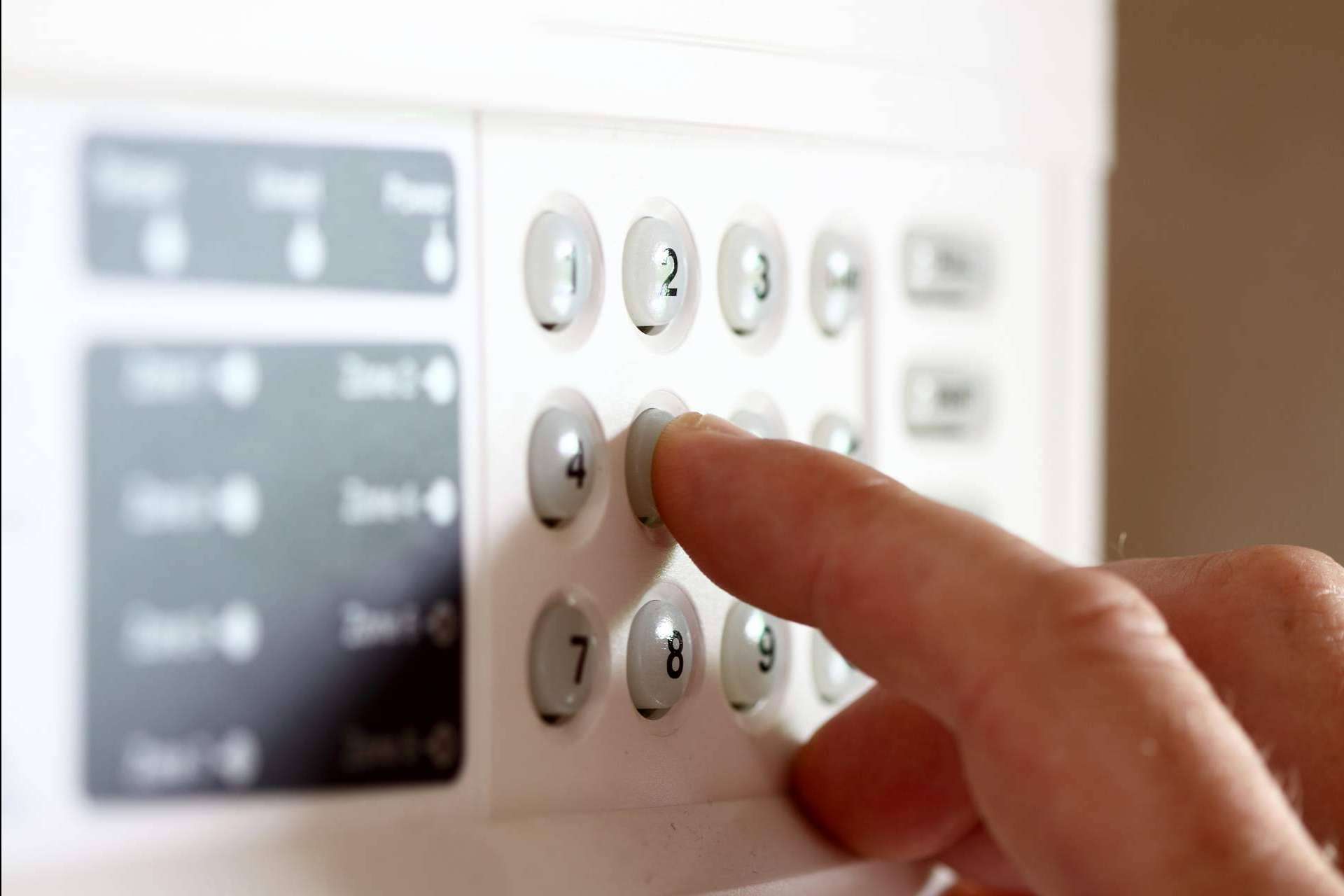 Los 4 consejos antes de contratar una alarma según Alarmas AMV