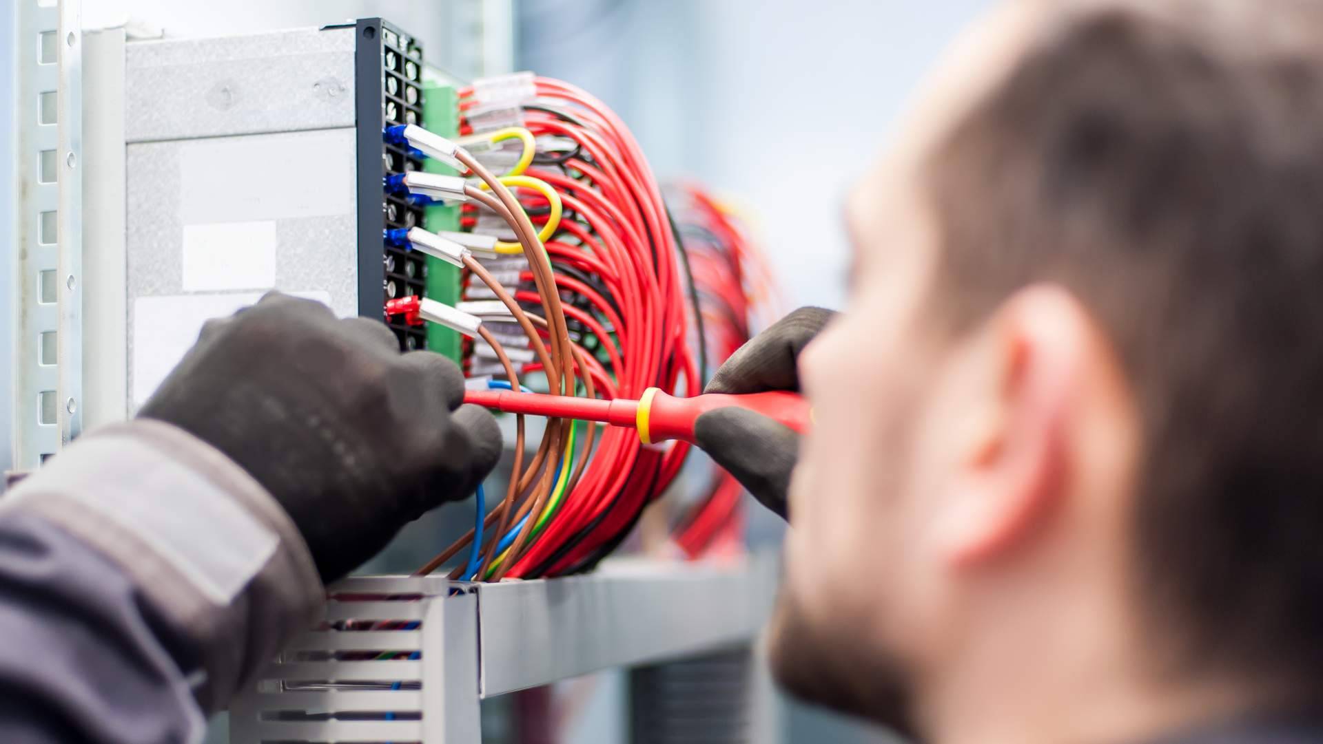 Encontrar electricistas profesionales en Málaga de manera rápida gracias a Trabajo Autónomos