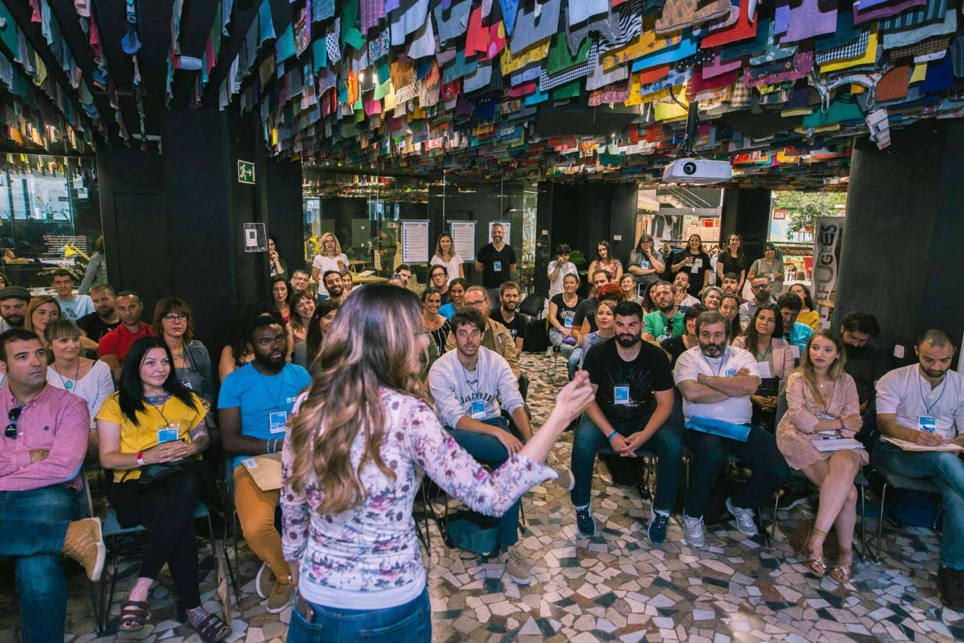 ¿Cómo hablar en público y tener éxito gracias a Mónica Galán Bravo, experta en comunicación verbal y no verbal?