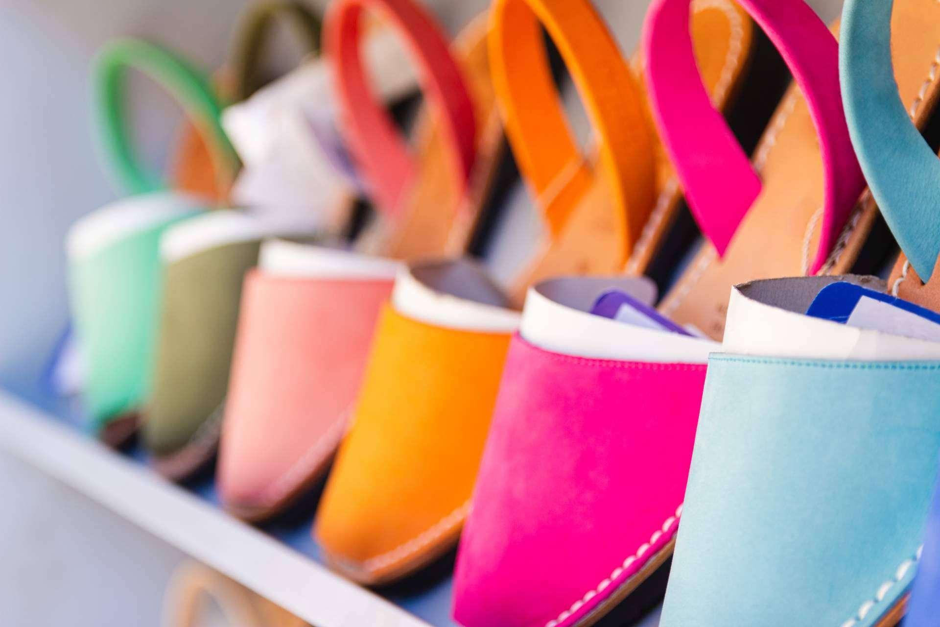 La tienda Bouttye Online Shoes dispone de una gran variedad de abarcas menorquinas de fabricación artesanal