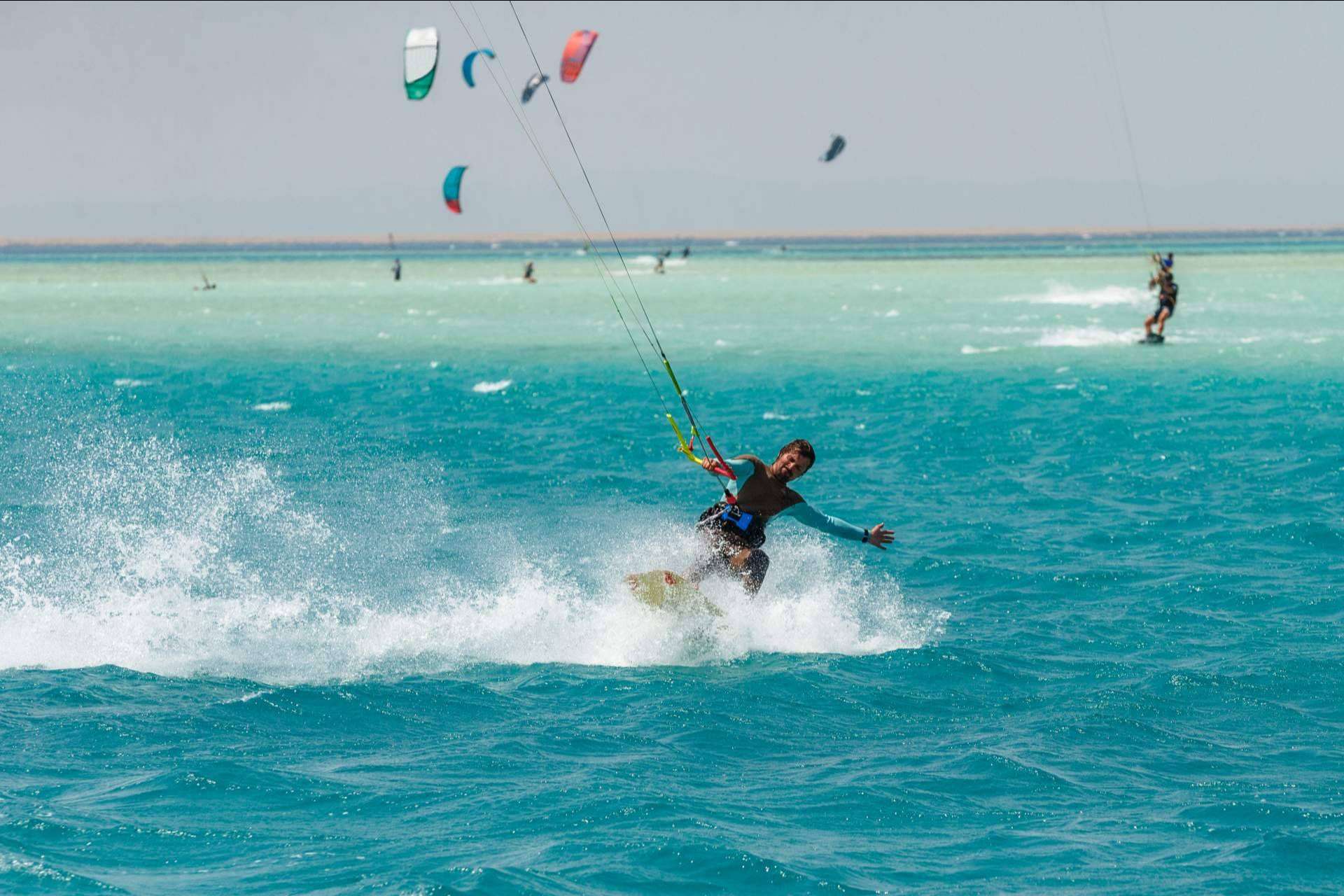 ¿Dónde encontrar cursos para principiantes y avanzados en Tarifa?: la escuela de kitesurf 3 Sixty Kite School Tarifa