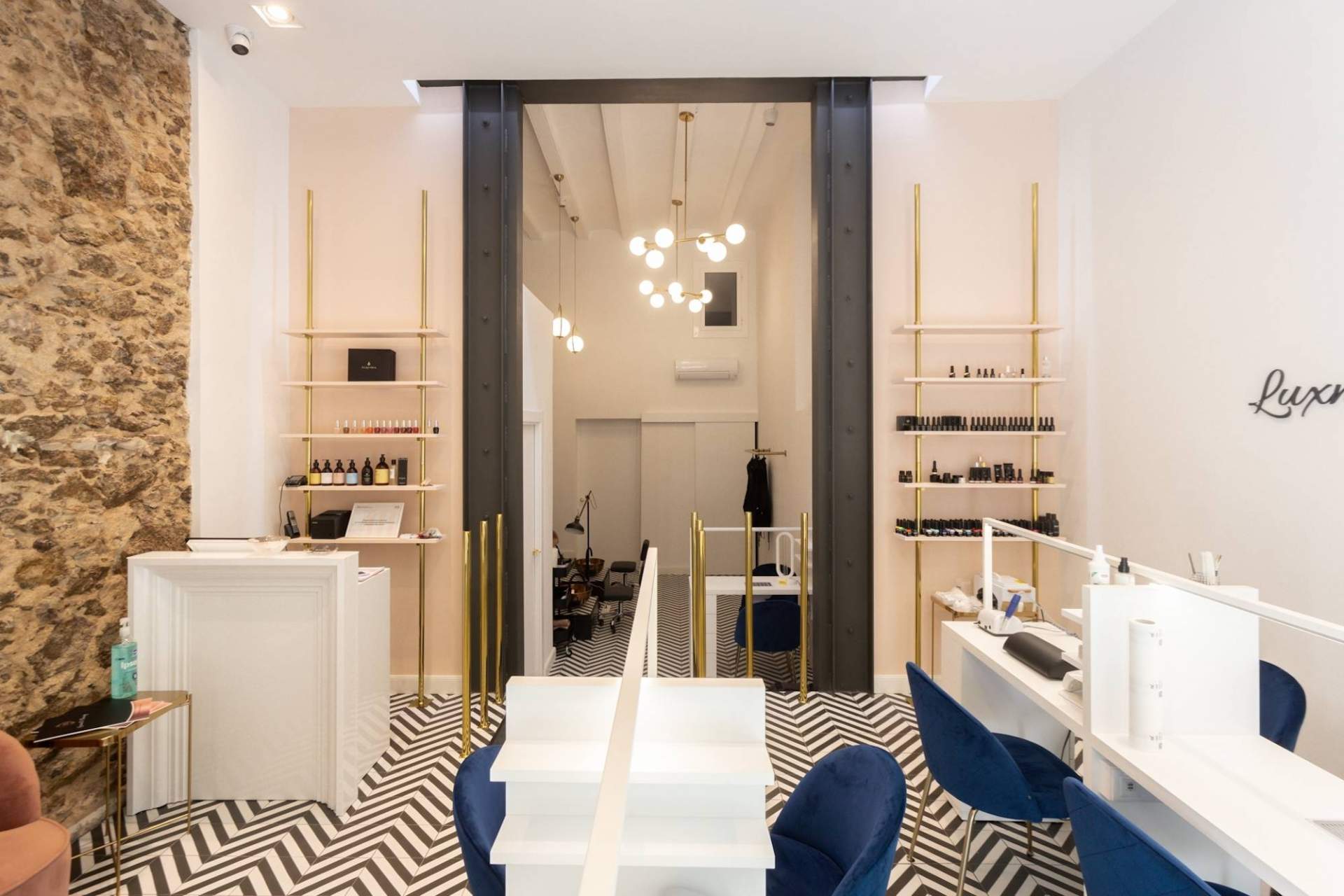 El salón Luxnail & Beauty realiza la última tendencia para lucir uñas perfectas: la manicura rusa