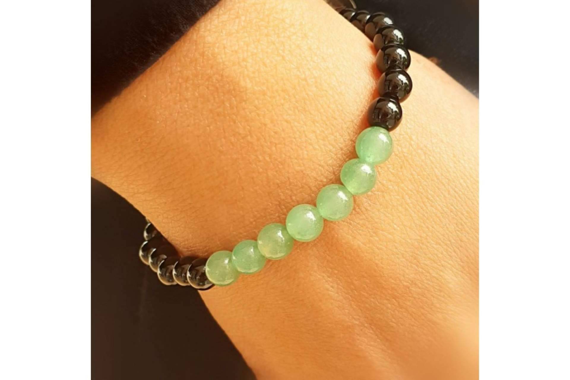 Tierra de Gemas ofrece colgantes y pulseras de piedras energéticas