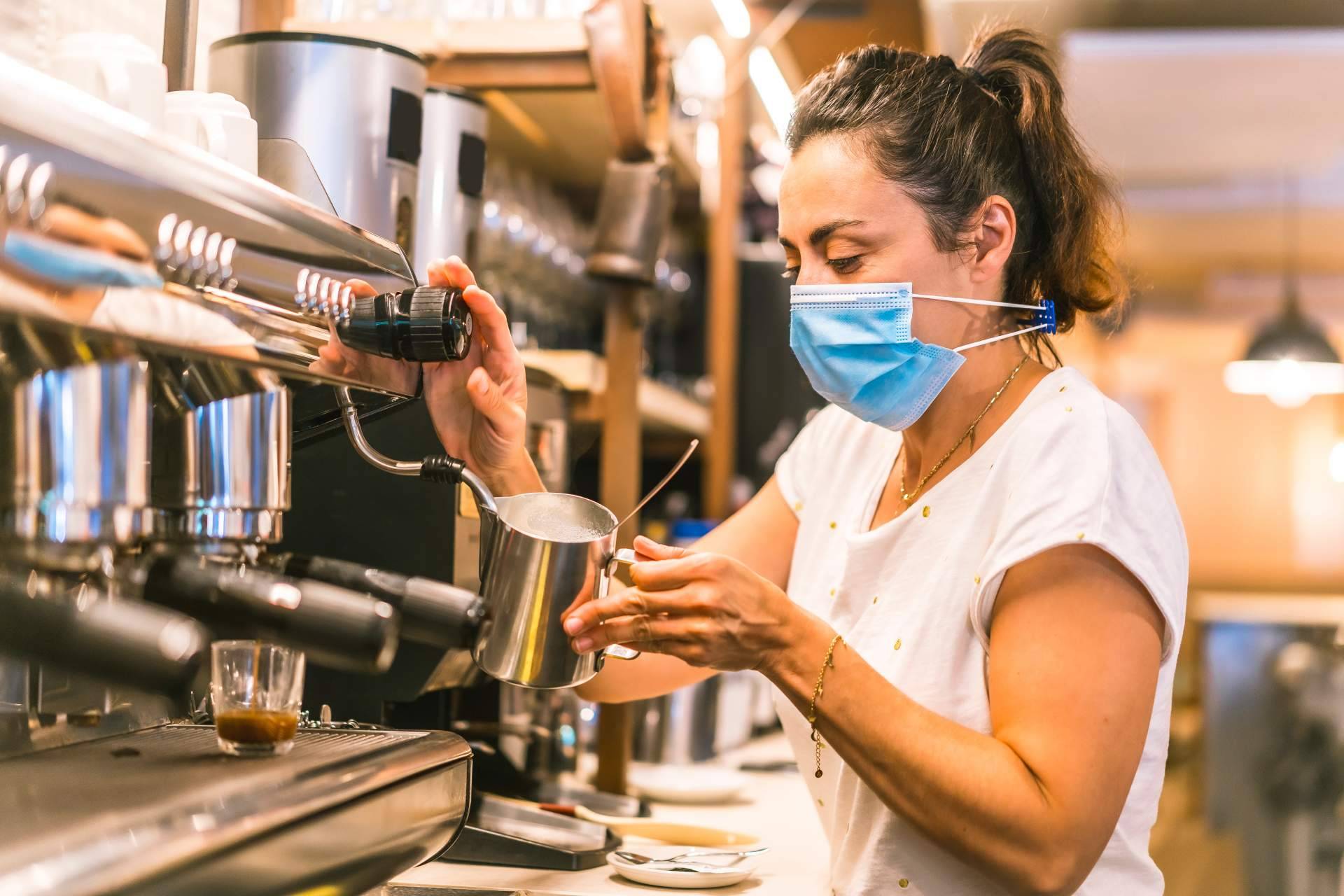 ¿Dónde encontrar una cafetería de barrio en la capital española?: Cafetería Las Palmeras