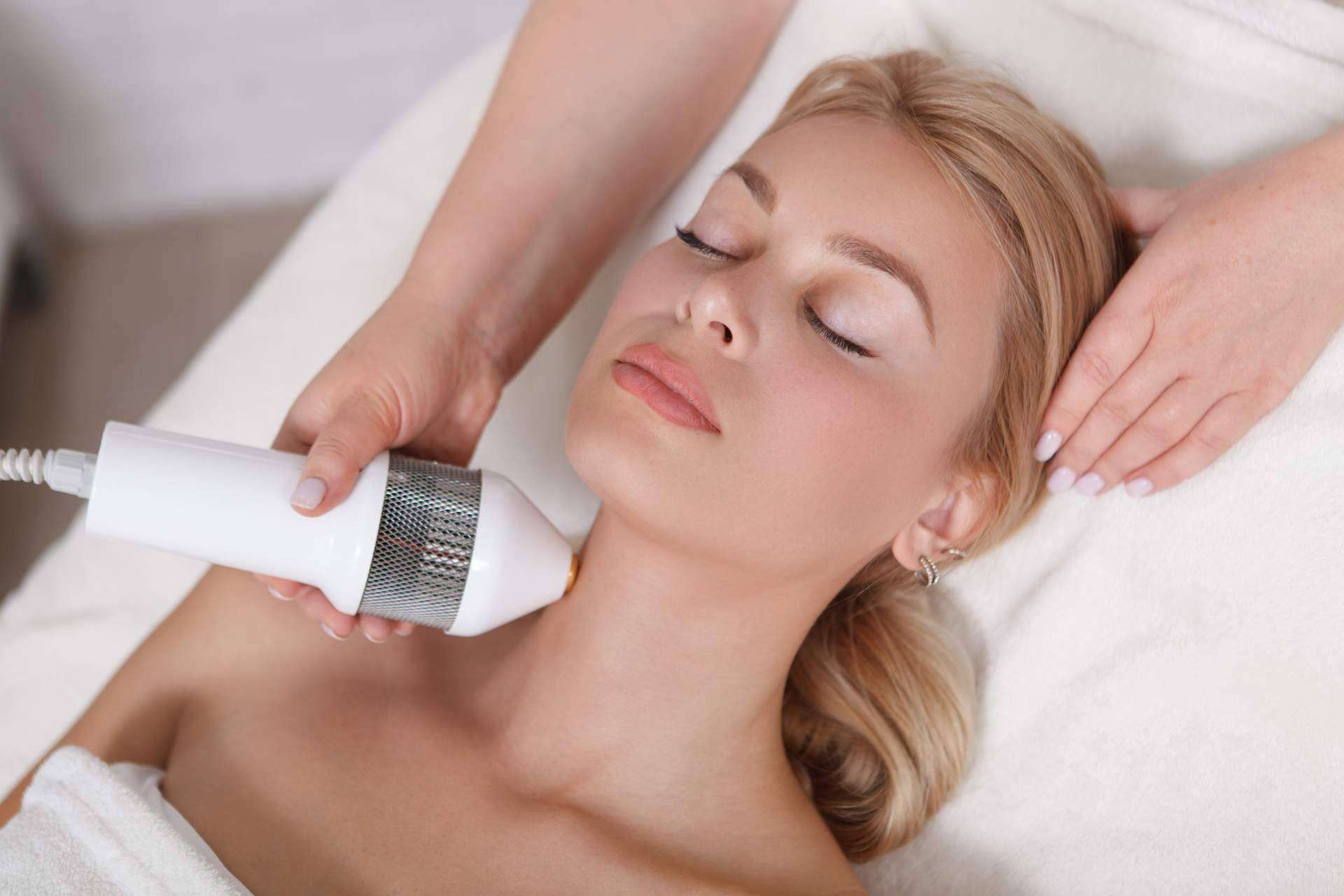 La radiofrecuencia facial se considera uno de los mejores métodos no invasivos para rejuvenecer la piel