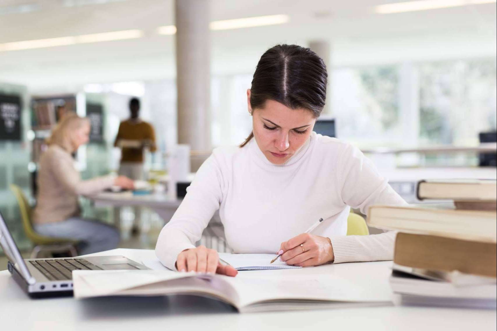 Con la academia online Ayuda Universitaria Cum Laude aprobar el TFG es sencillo