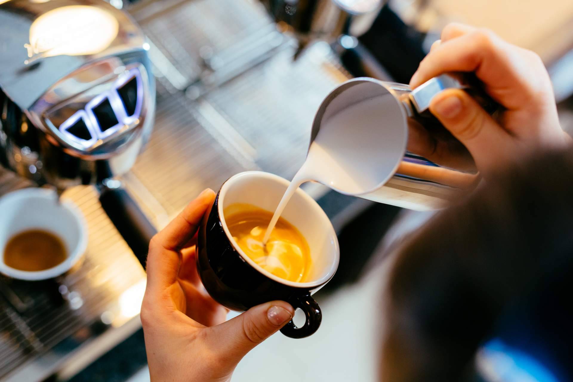 ¿Dónde encontrar una cafetería de barrio de toda la vida en Madrid?: Cafetería Las Palmeras
