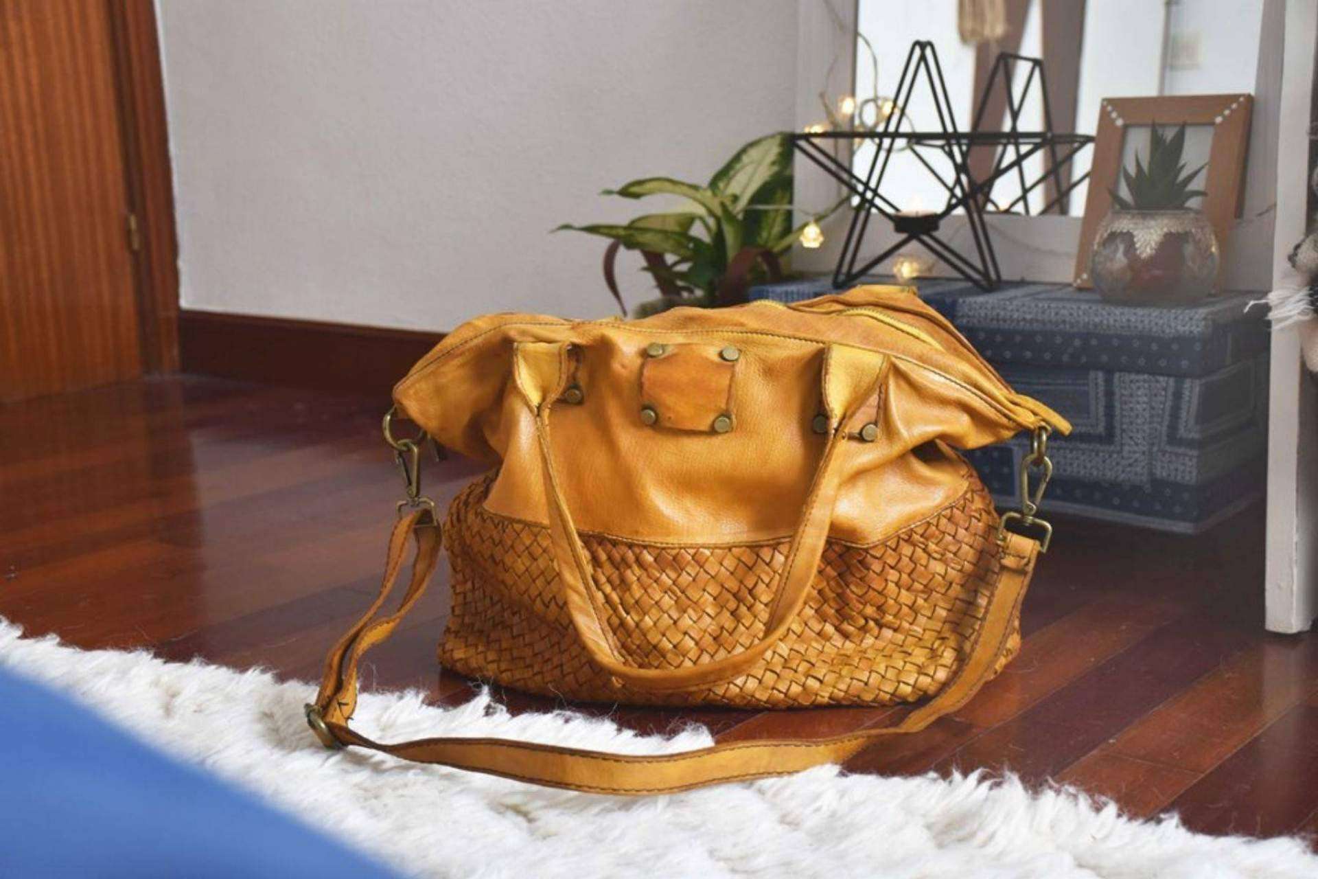 Tendencias: los bolsos de piel lavada vuelven a estar de moda con Lola Amara