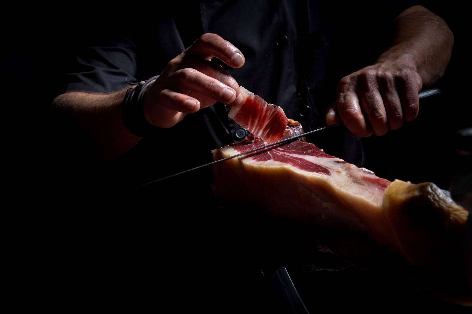 El jamón reserva de bodega es uno de los productos más demandados de Embutidos Castro