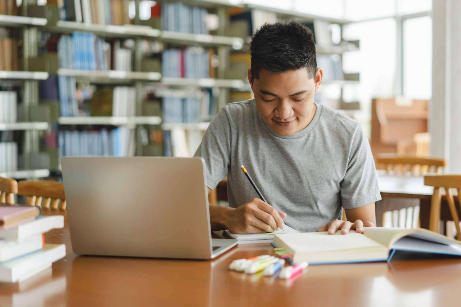 Ayuda Universitaria Cum Laude: realización con éxito de trabajos de Fin de Grado