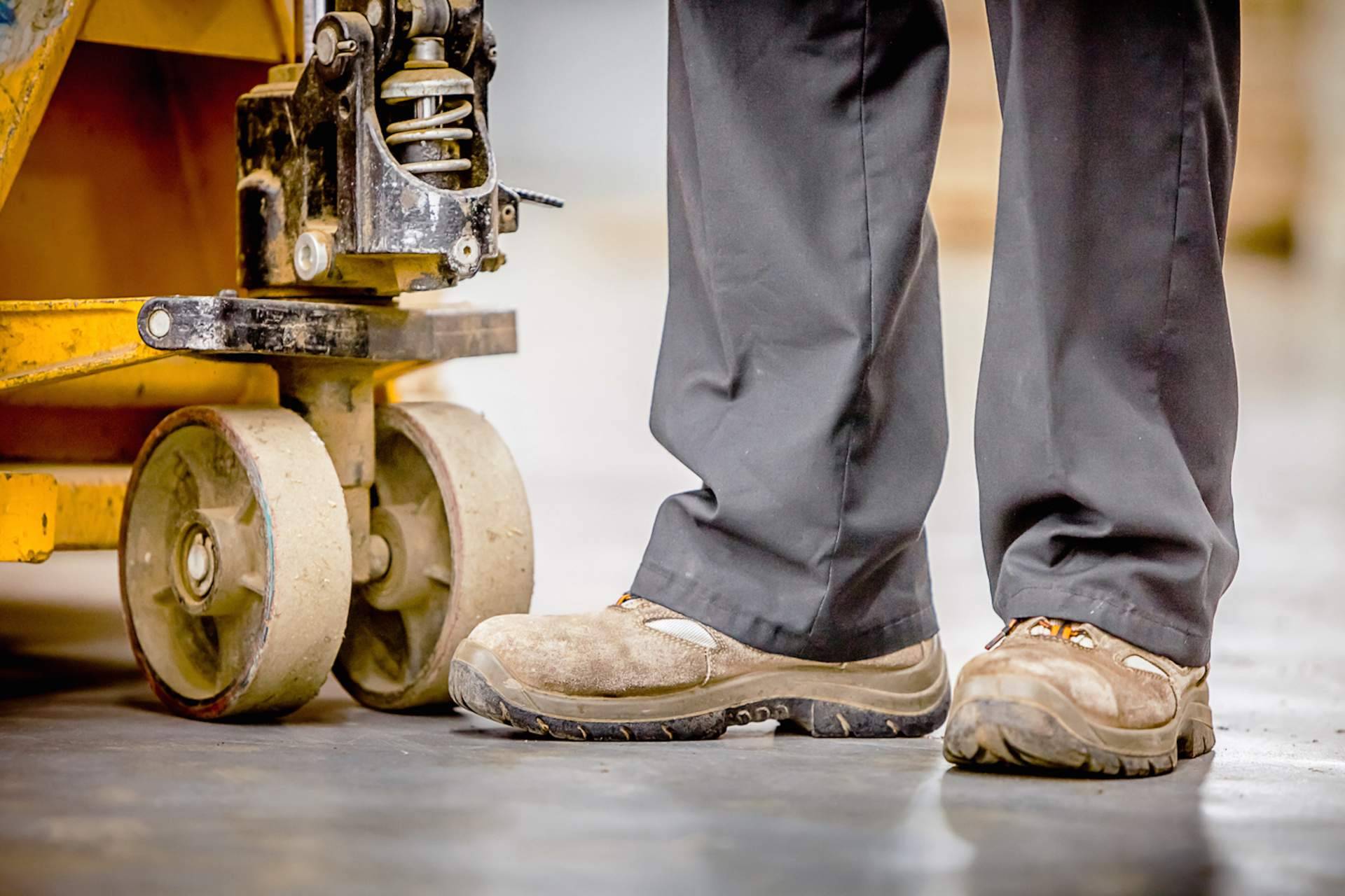 Comprar zapatos de seguridad de calidad en la empresa Suministros Tomás Beltrán