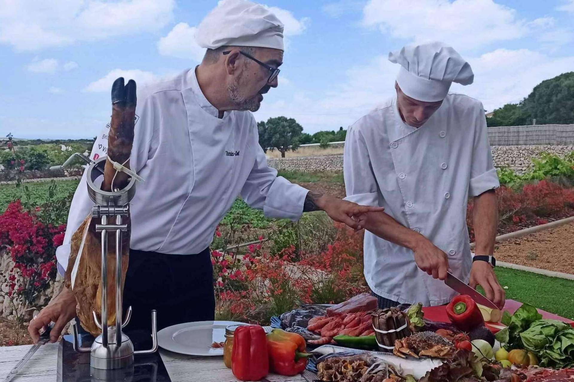 Catering y paellas para grupos en Menorca: lo más destacado de Tomás Cheff