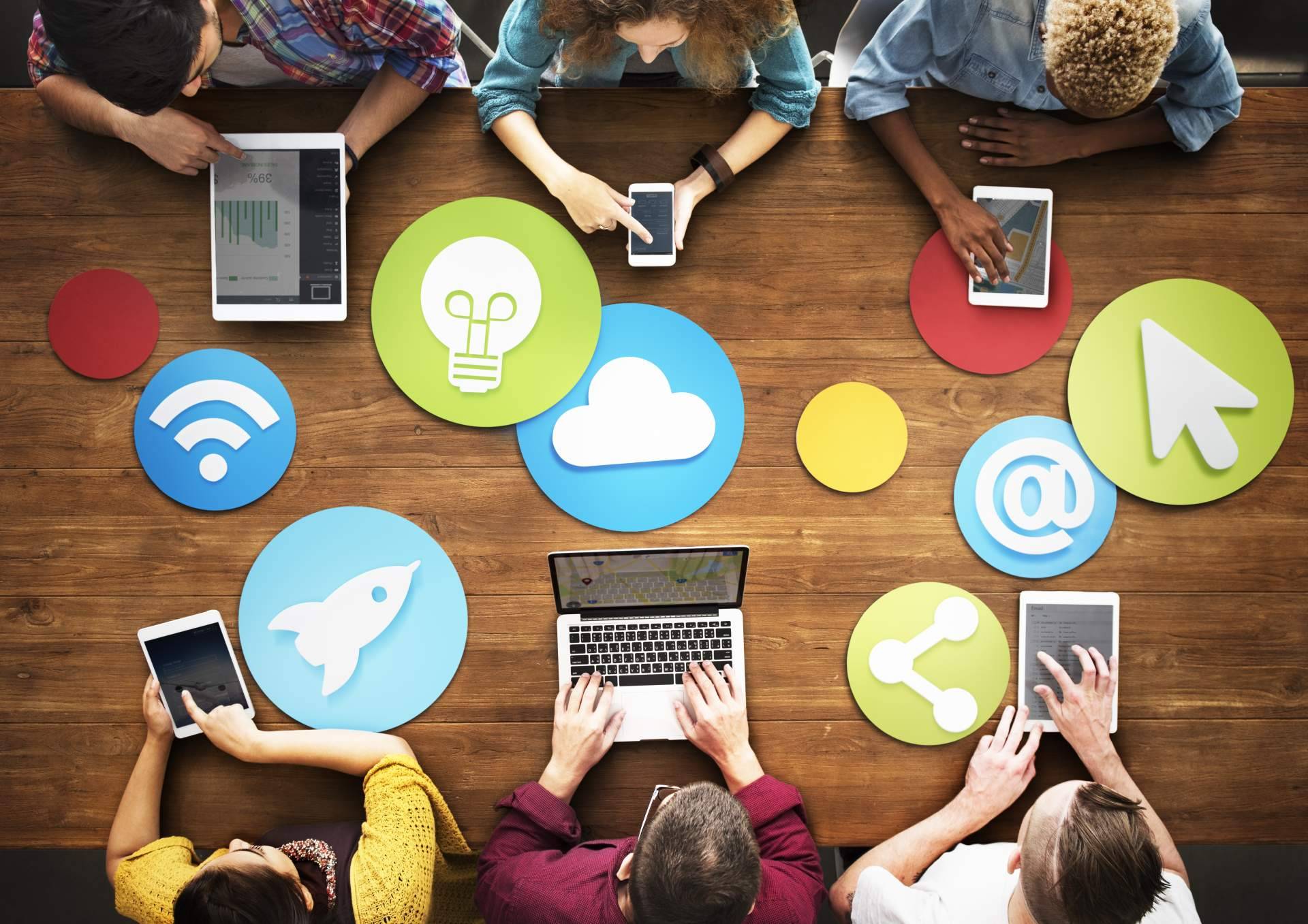El experto Juan Benítez presenta las redes sociales como herramientas de marketing digital