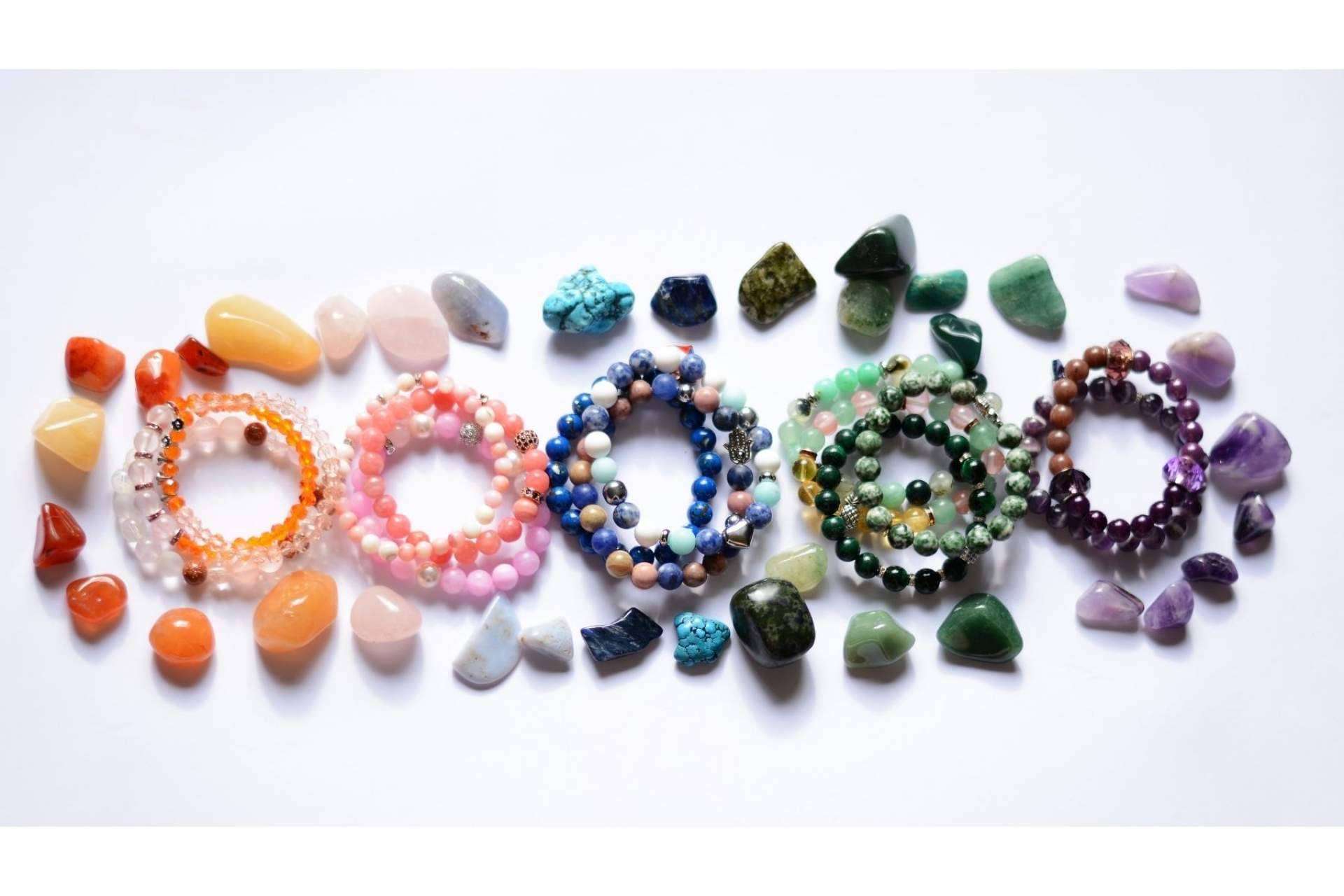 Los beneficios de las pulseras de minerales de Tierra de Gemas