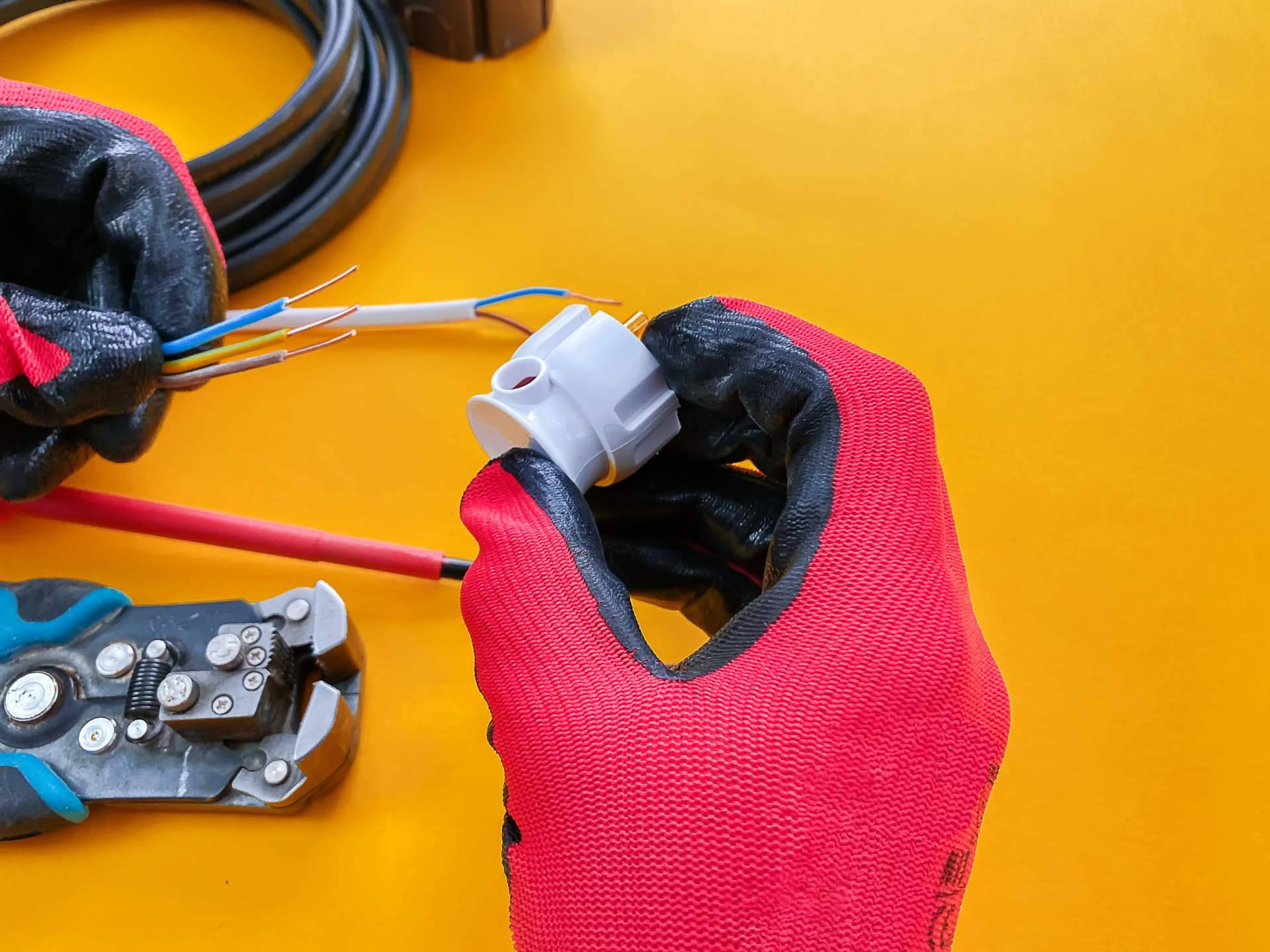 ¿Qué consejos hay que seguir antes de elegir un electricista en Madrid?: Luzmart