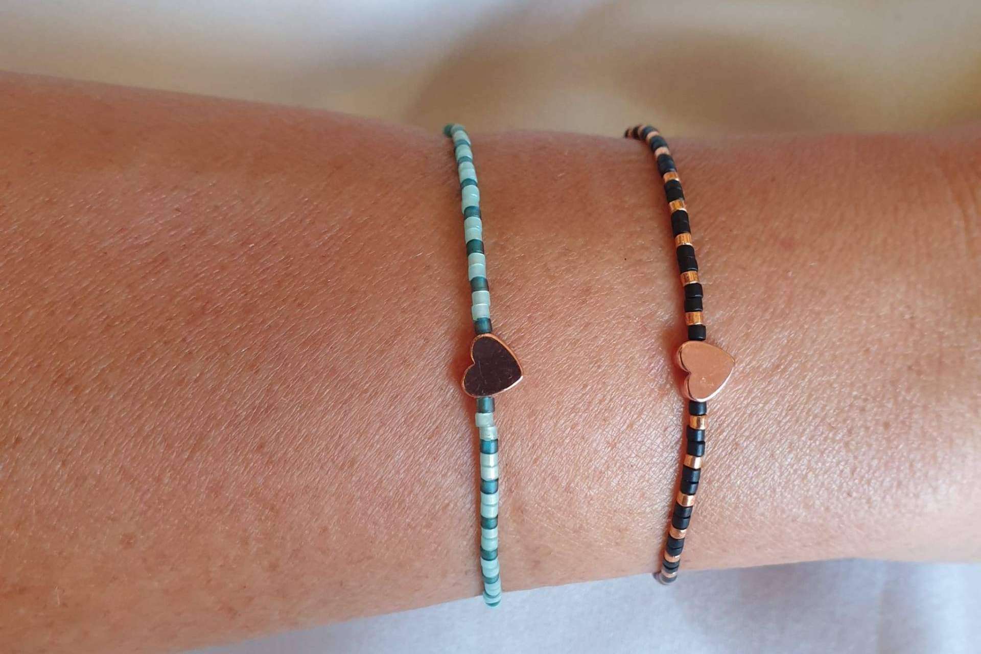 Combinar cualquier outfit con las pulseras de cristal de colores de Dkary