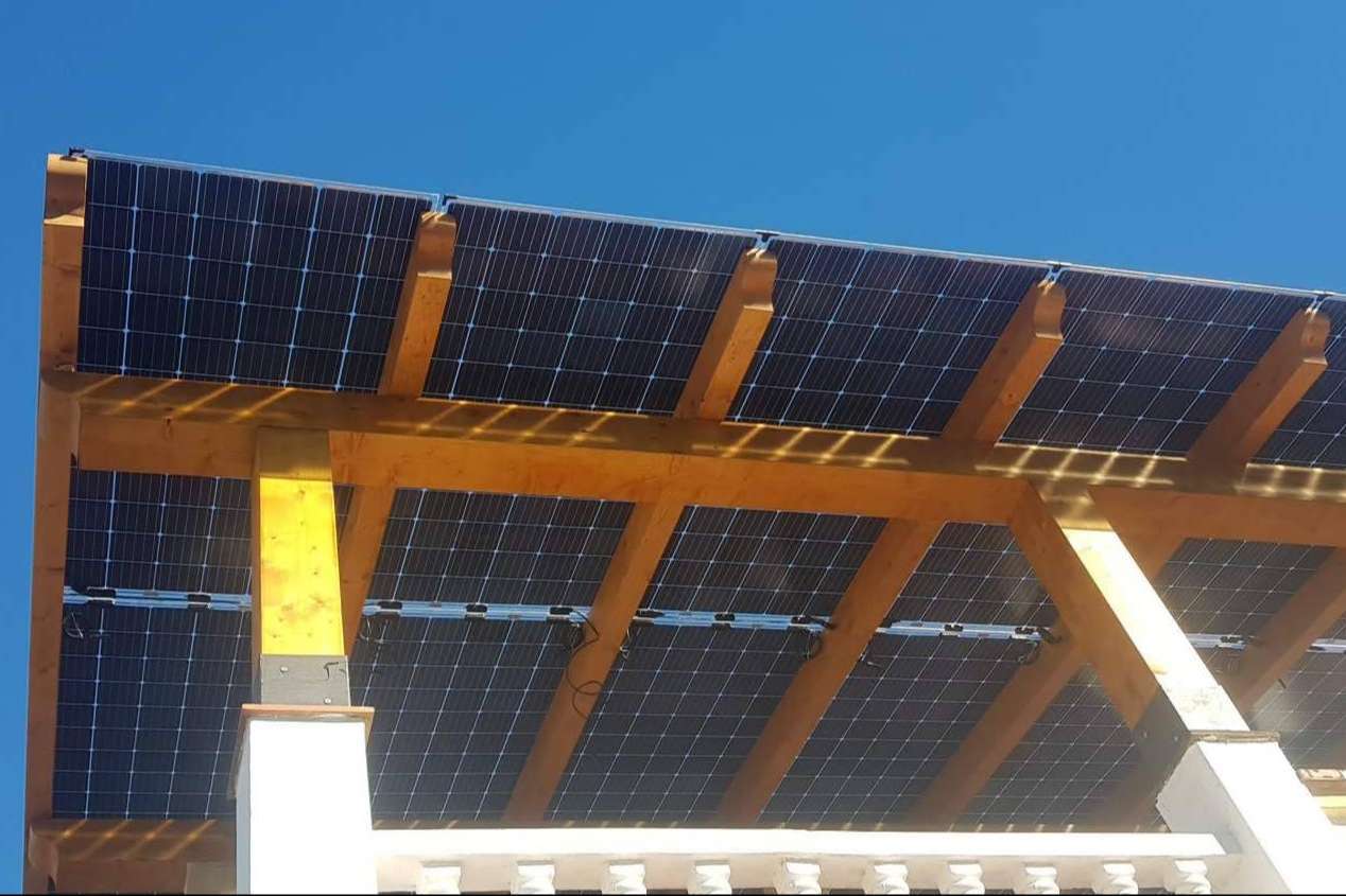 Solar Energy y su pérgola solar fotovoltaica entre las alternativas para producir energía solar