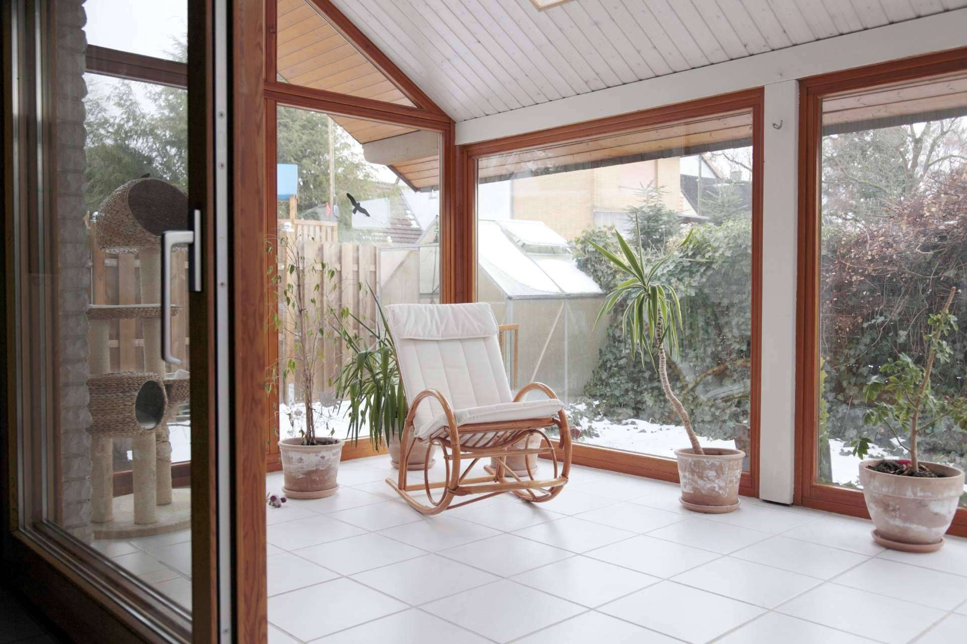 La ventana de madera es una de las mejores alternativas ecosostenibles en ventanas y balcones, según Losma Studio