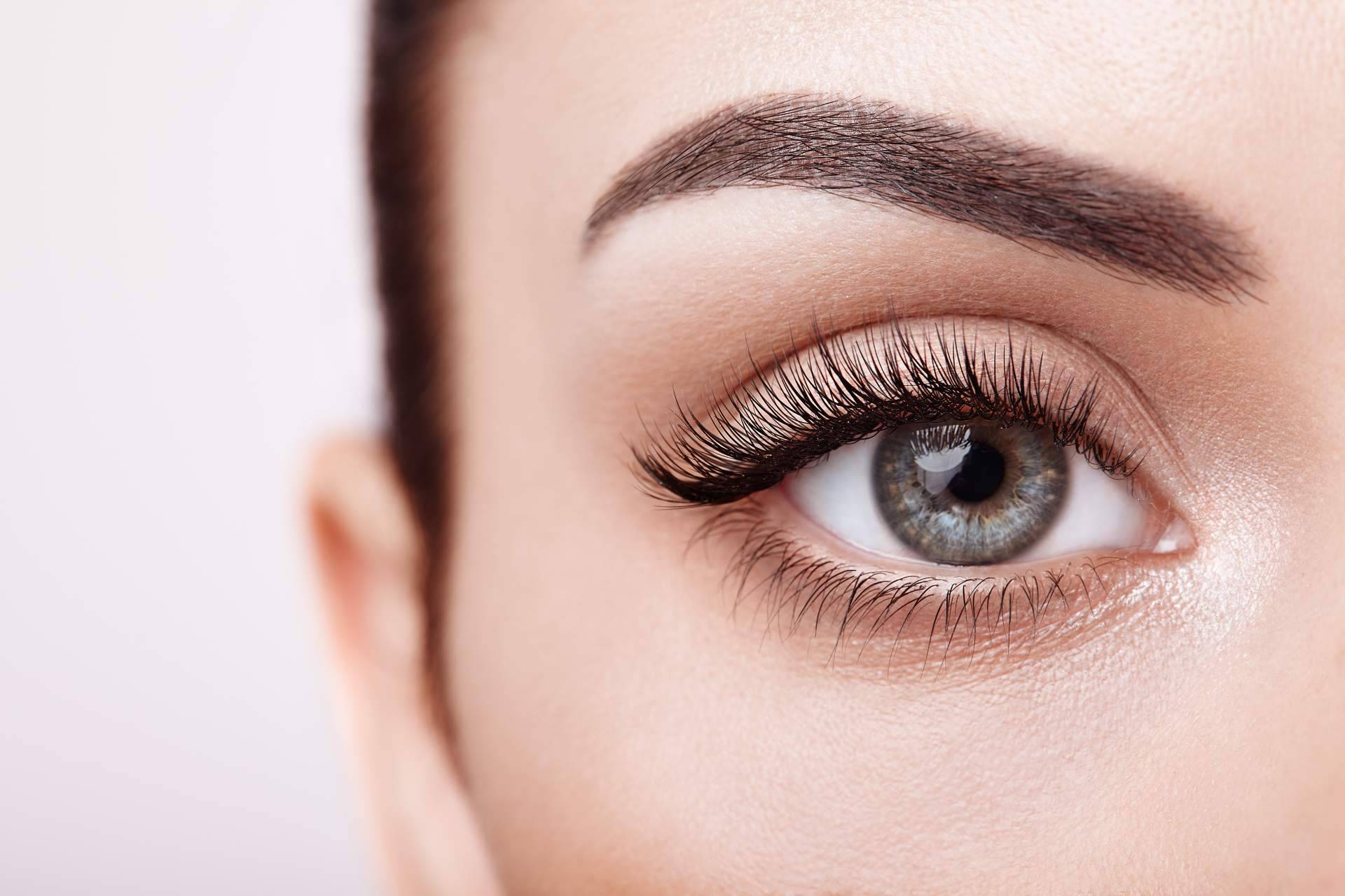 El sérum Farmacia Laura Garín sirve para aumentar el crecimiento de cejas y pestañas