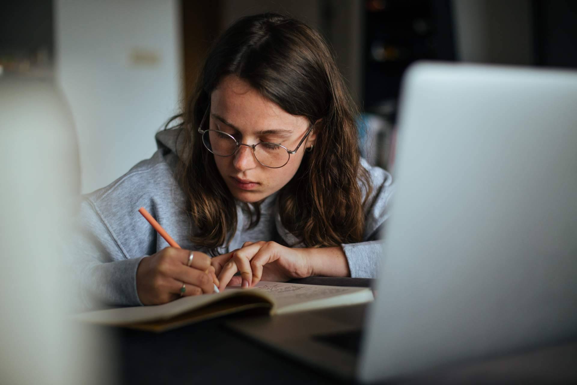La escuela de negocios Mediterránea Business School imparte cursos superiores privados de manera online