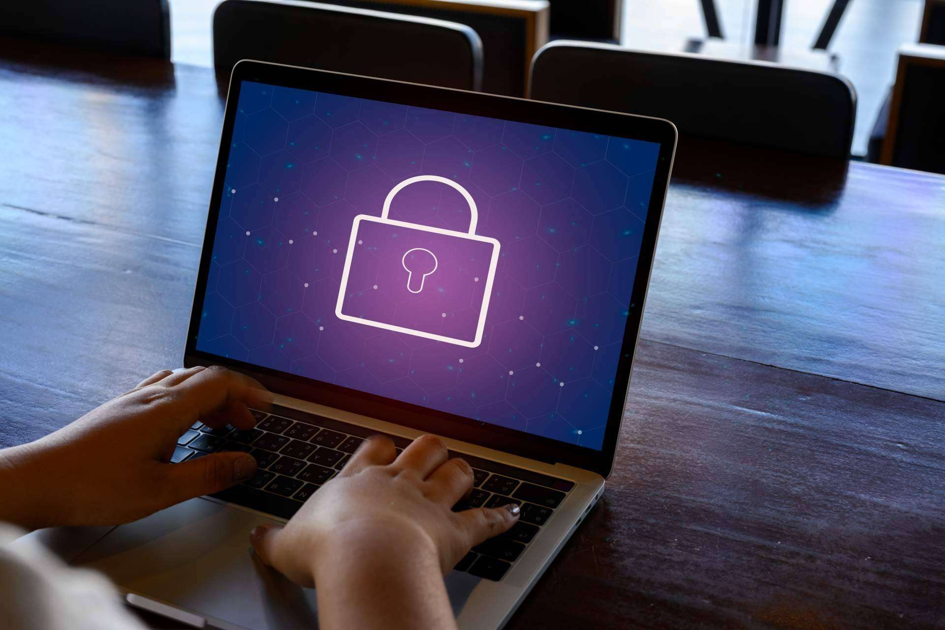La importancia de la ciberseguridad para particulares y empresas aumenta cada año, por la empresa de asistencia tecnológica Sosmatic