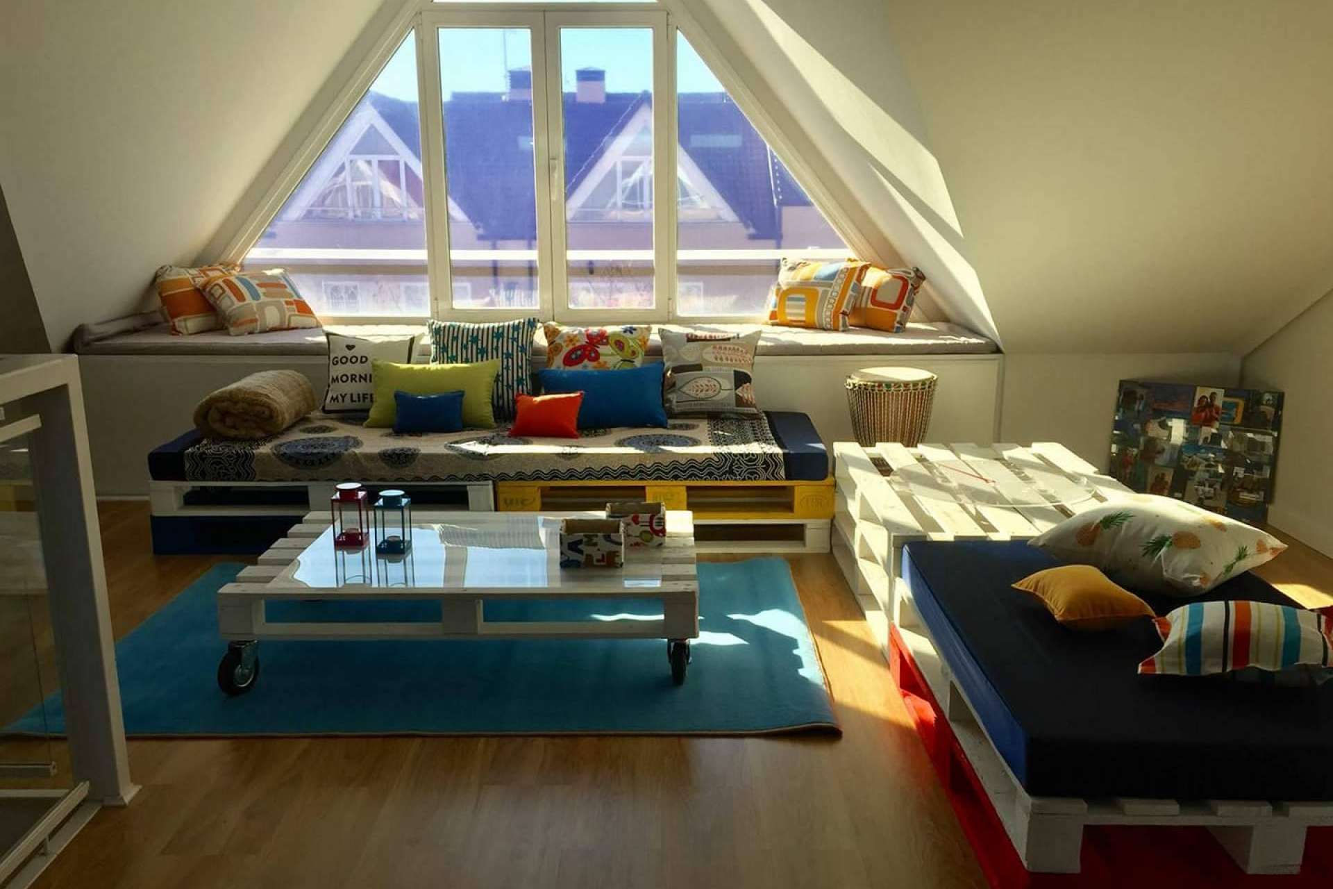 Palés para chill out de Palets Online, una de las opciones mejor valoradas tanto para hostelería como terrazas de uso particular