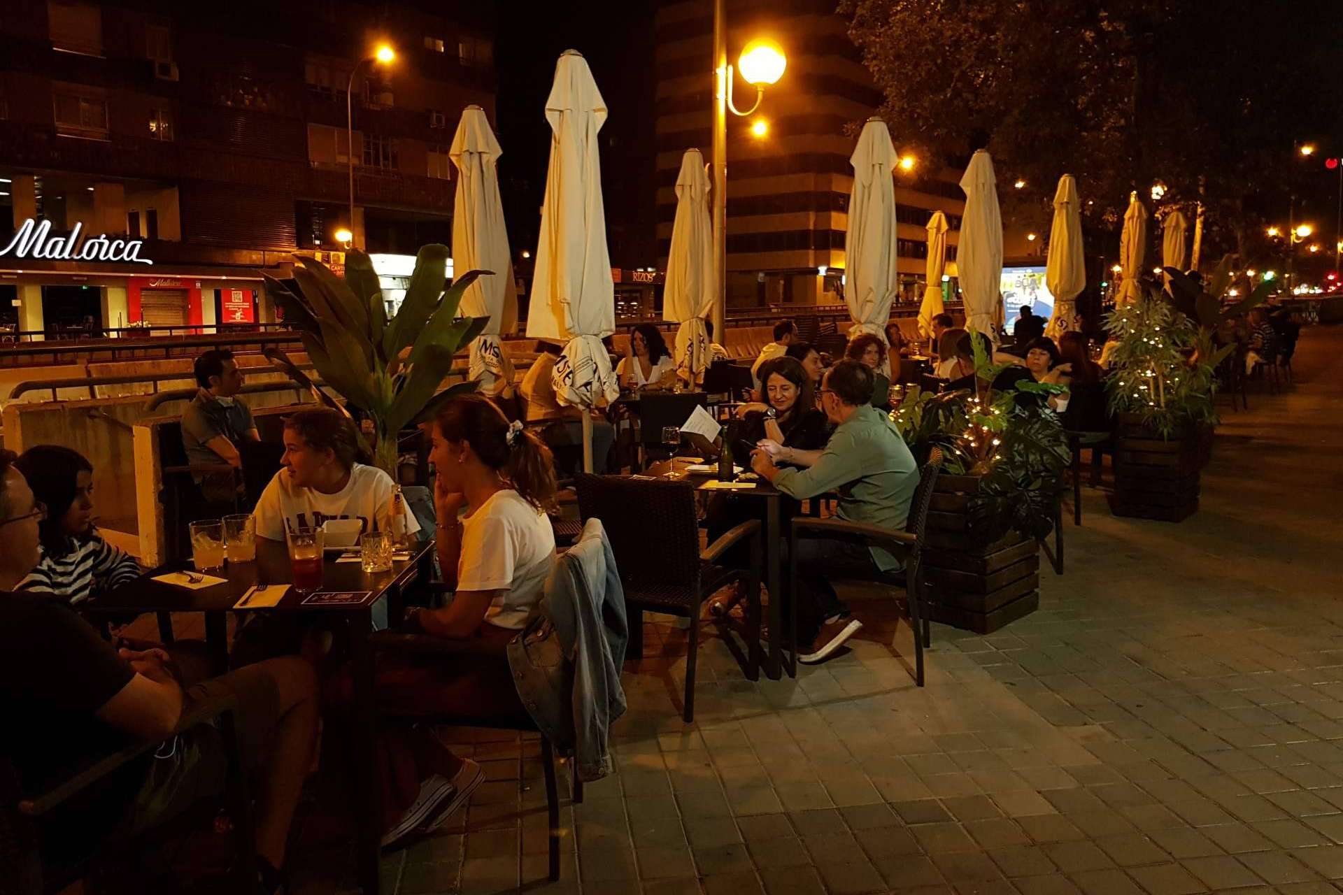 Disfrutar de pintxos en Madrid en el bar moderno La Mentirosa