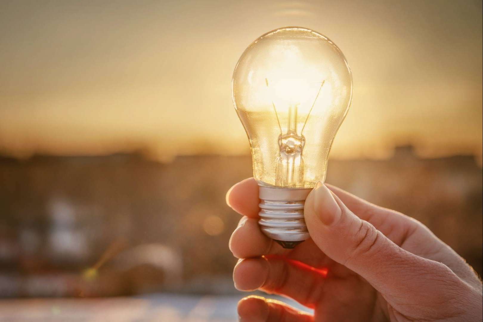 Cómo ahorrar en la factura de la luz, por Solvenup