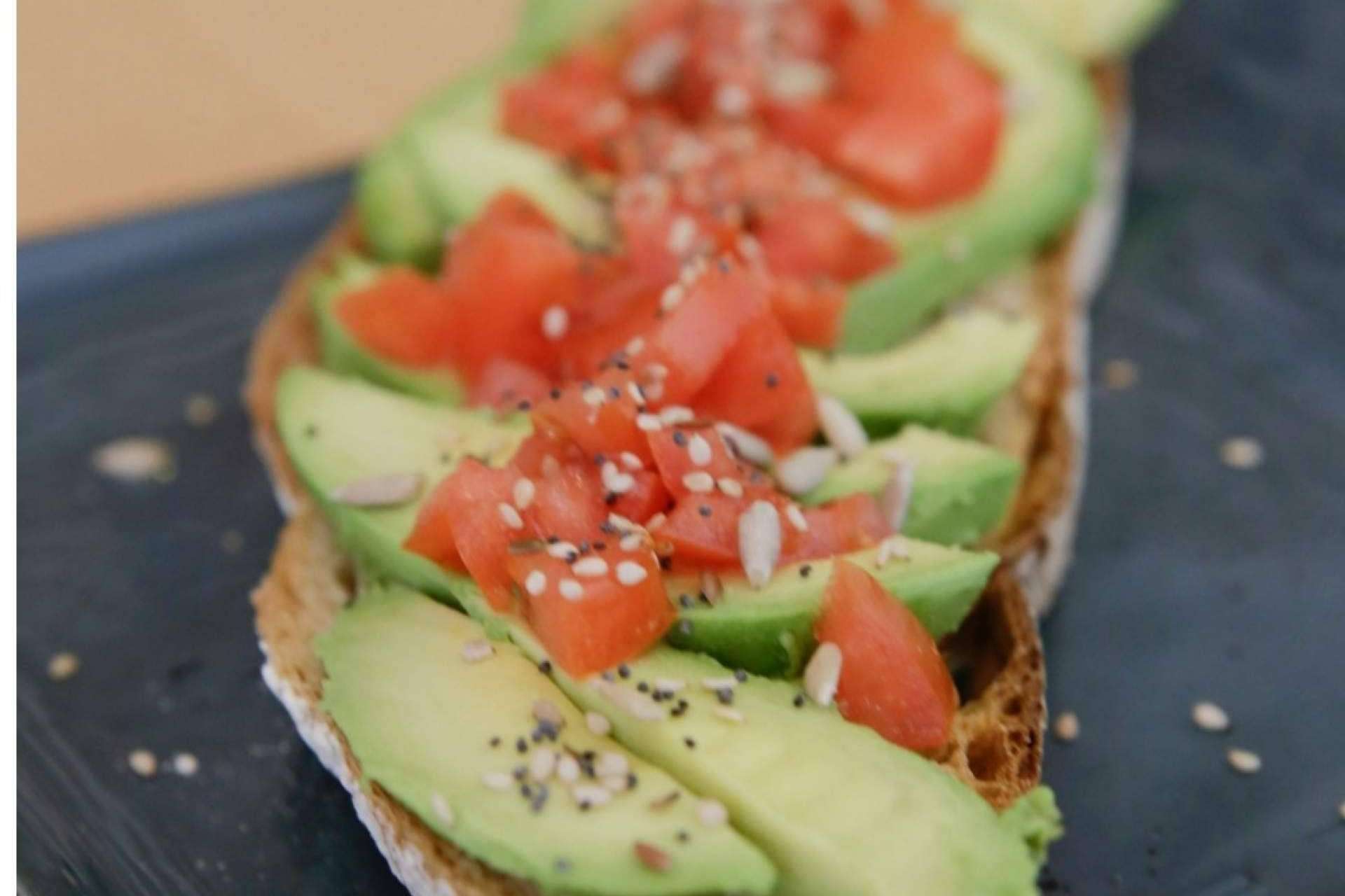 Disfrutar de un desayuno con tostadas de aguacate y café es posible en El Patio Vertical de Madrid