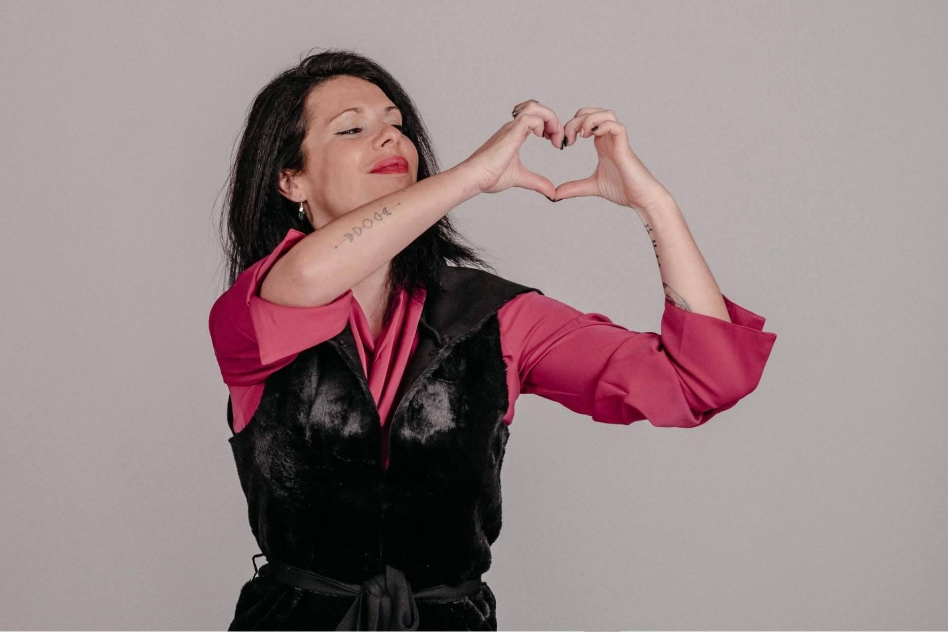 Nessita Arauz relata qué se esconde tras la dependencia emocional en su masterclass de empoderamiento