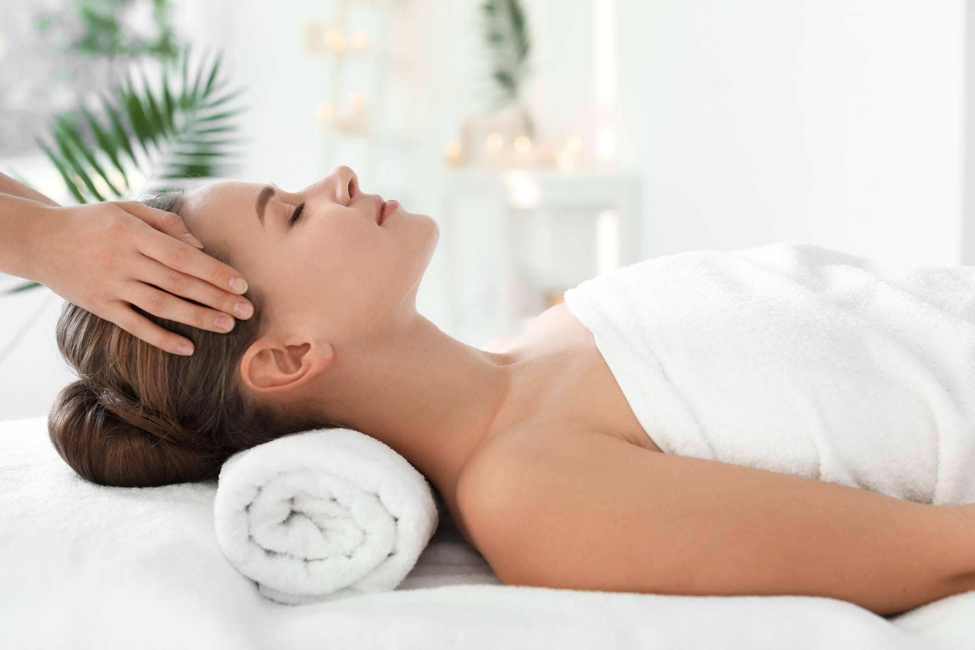 Ayurveda Medicina Natural explica la importancia del masaje abhyanga en otoño