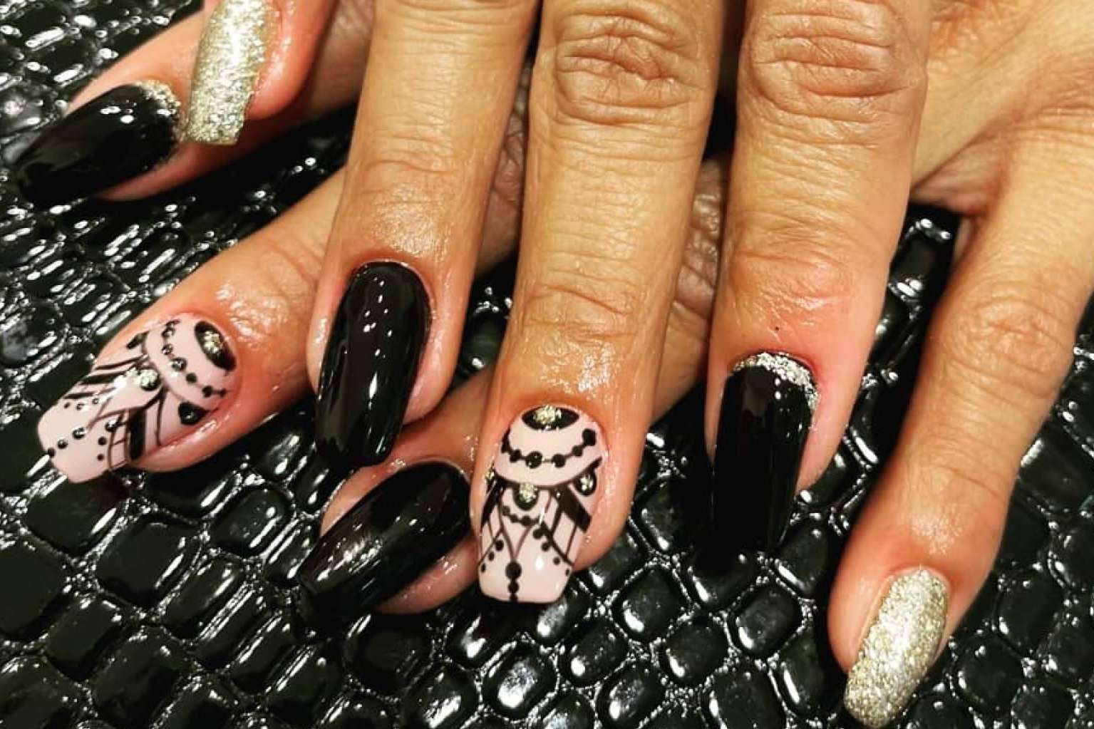 La Negra Ama Tus Uñas y sus diseños de uñas de la temporada otoño-invierno y navideños