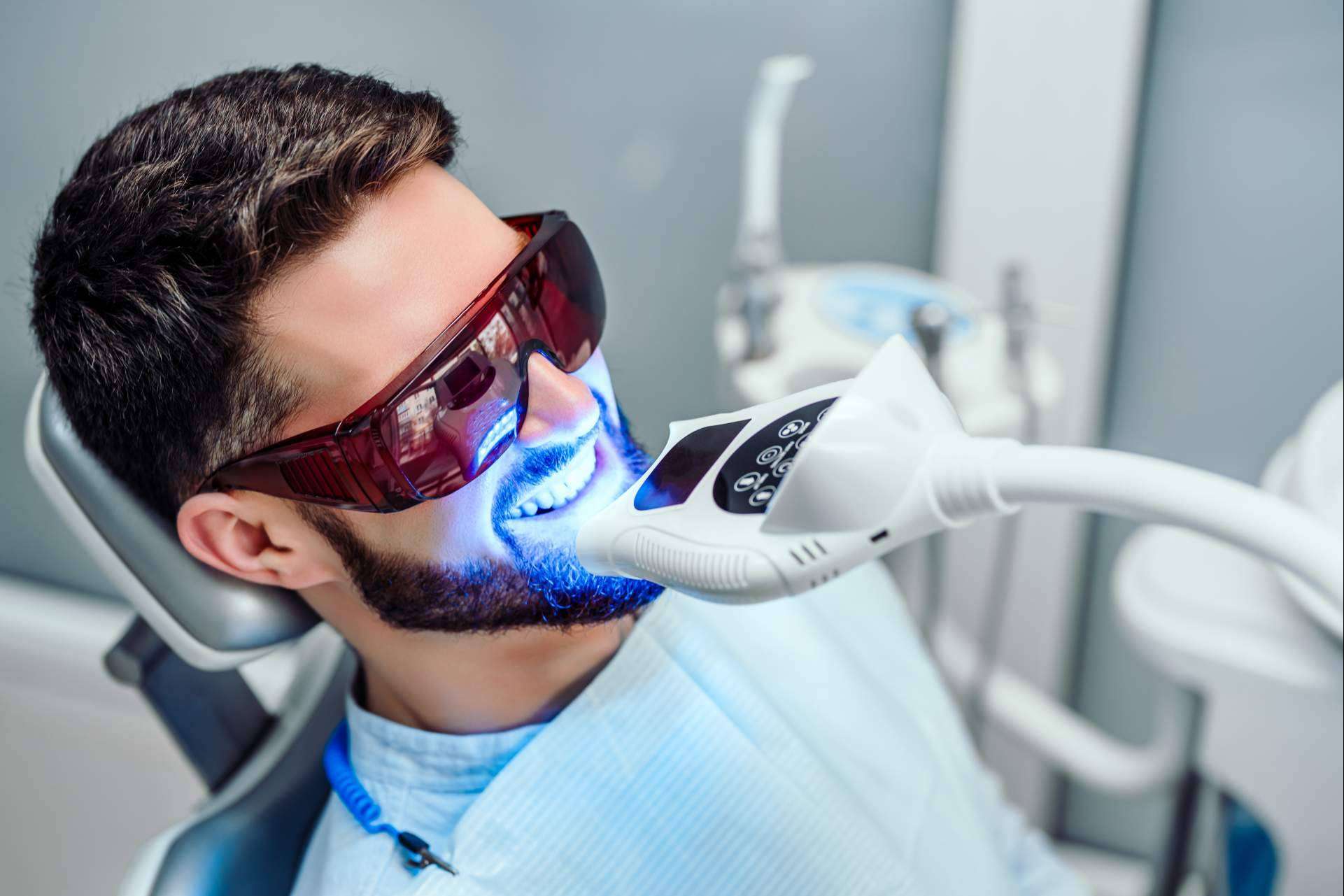 Recuperar la sonrisa gracias a los tratamientos de estética dental en Collblanc de Qualident