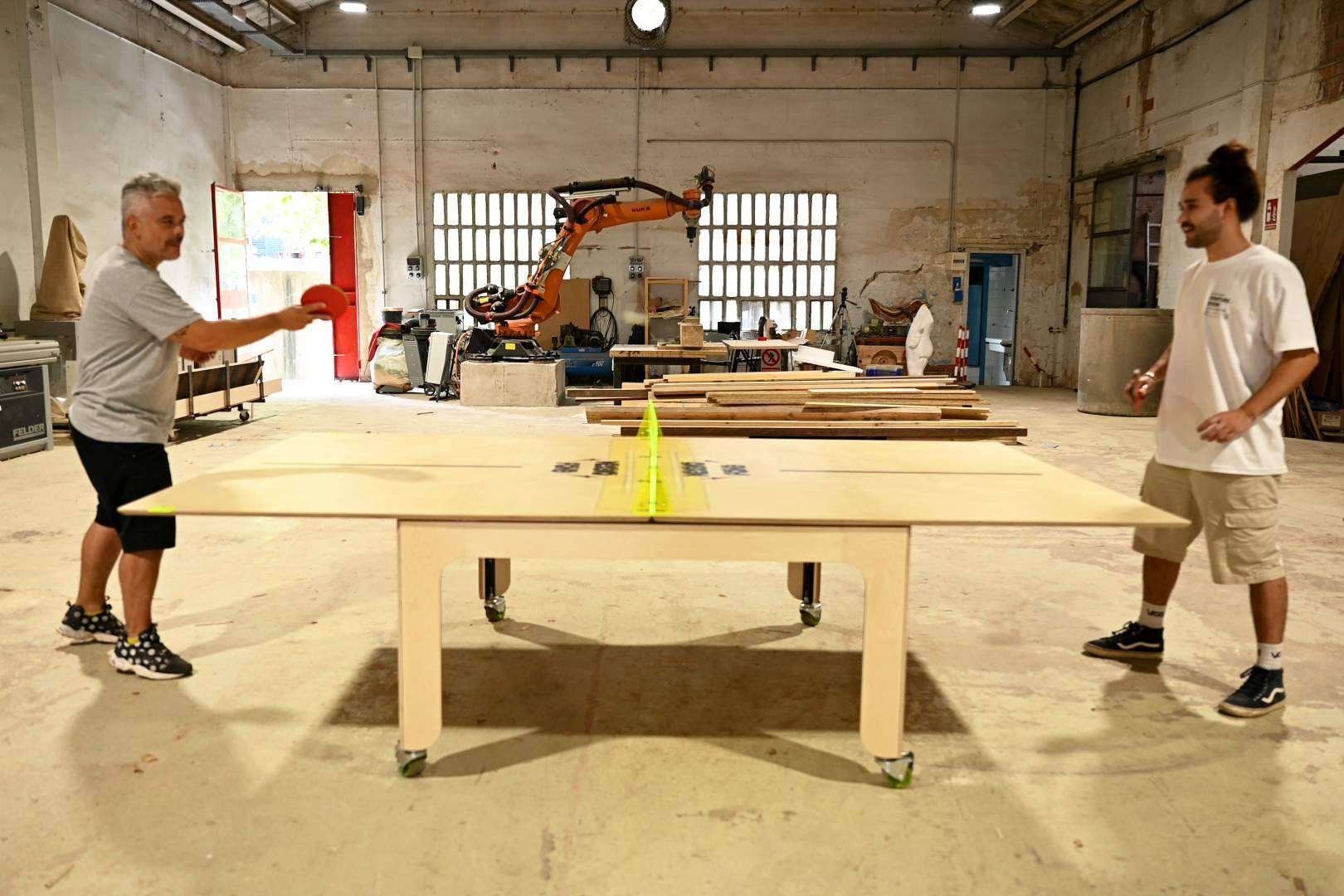 Una mesa de Ping Pong plegable con actitud de 'Skater ', KEIGIO® PONG