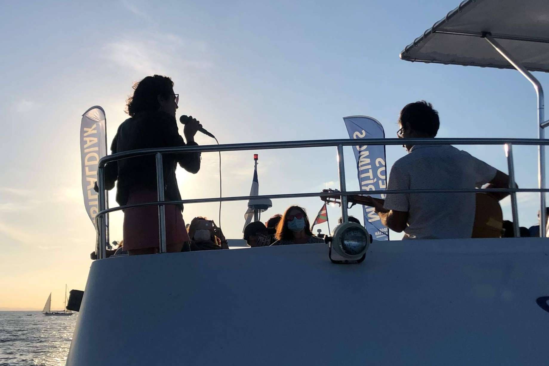 Vivir una experiencia inolvidable con música en directo a bordo del Catamarán Ciudad San Sebastián