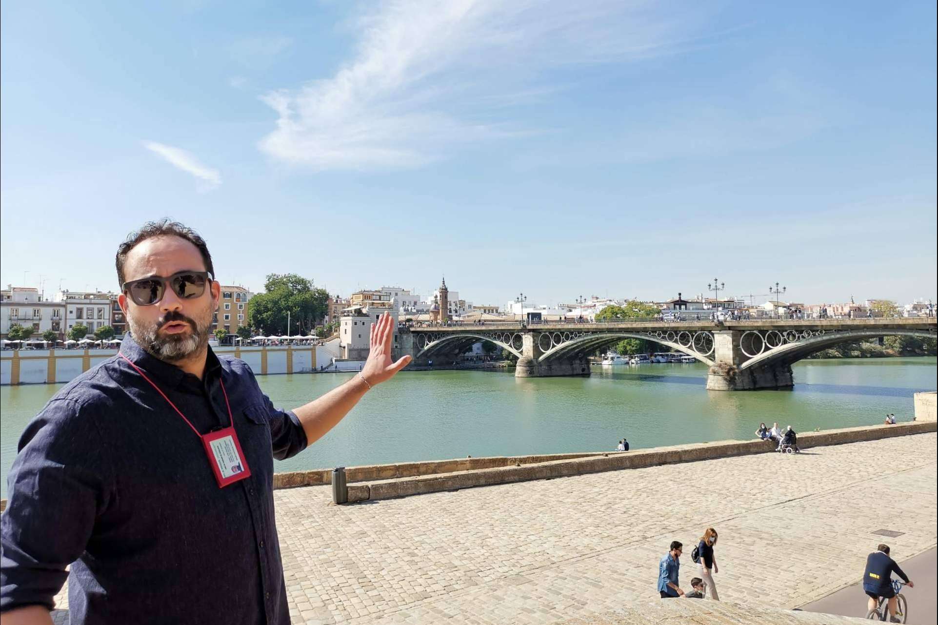 ¿Por qué se recomienda contratar un guía turístico en Sevilla?