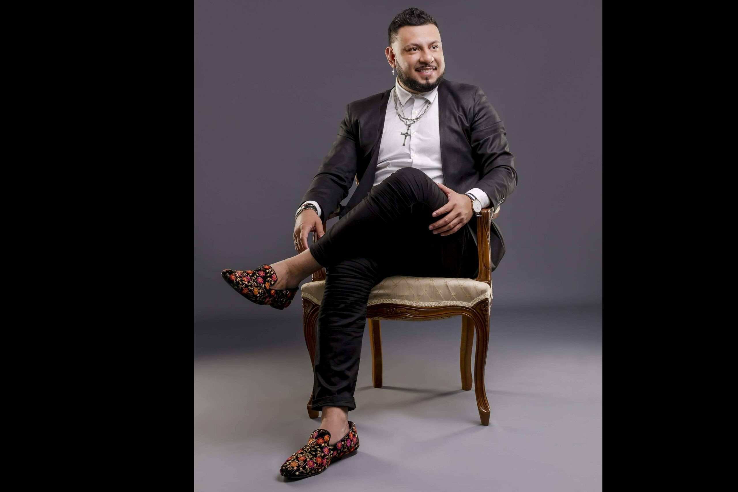 Carlos Espinosa ha lanzado su colección de slippers de diseño