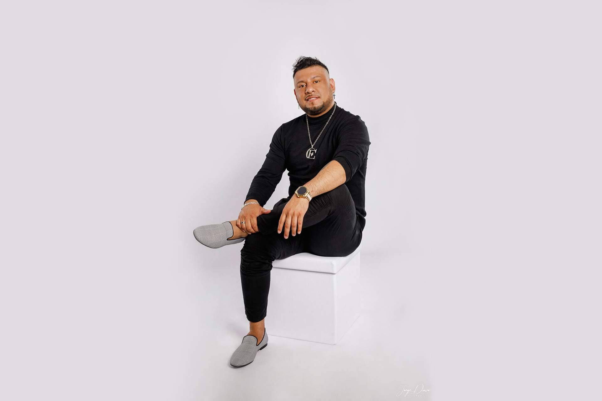 ¿Cuál es la trayectoria profesional del creador de la bachata fusión Carlos Espinosa?