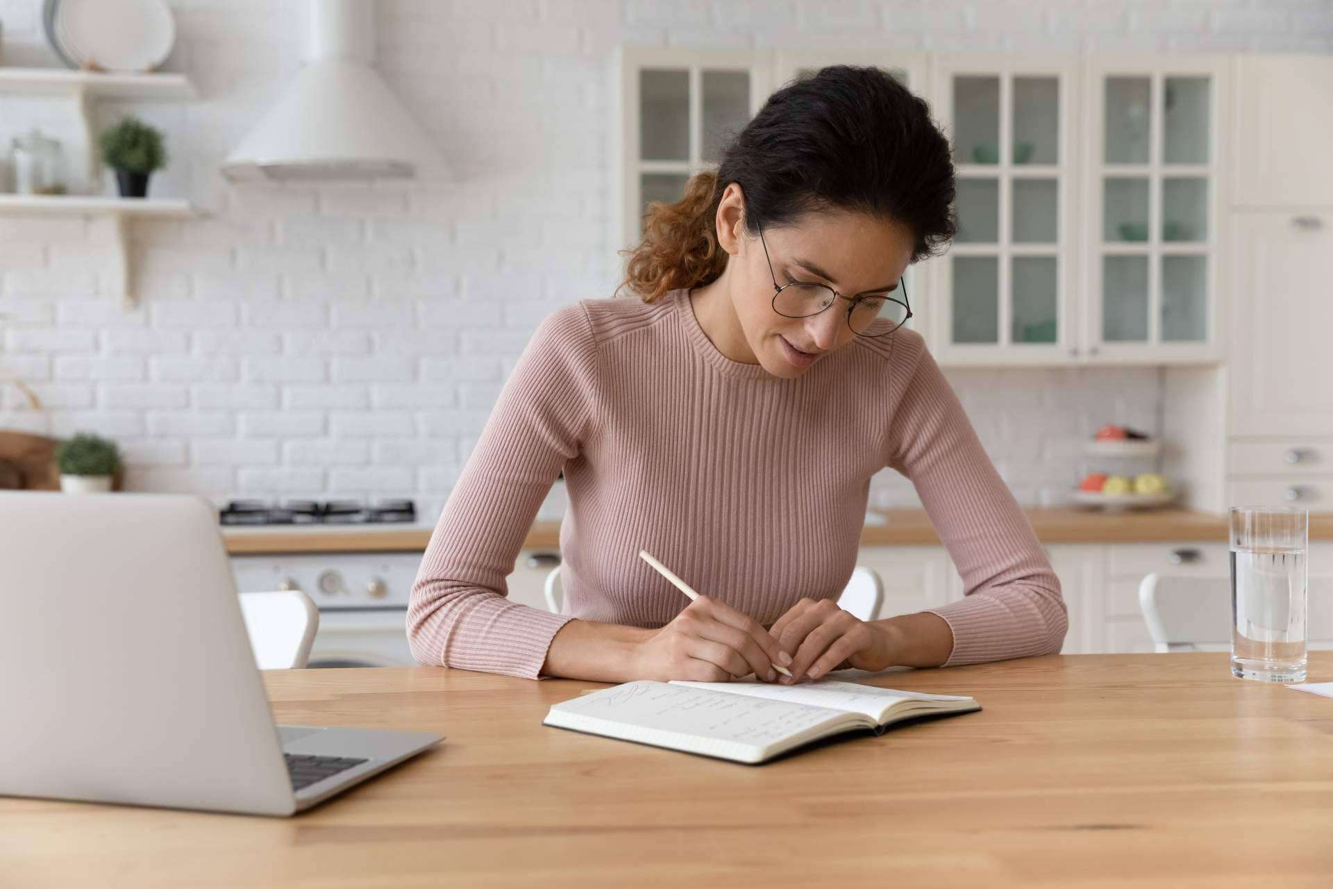 El servicio para estudiantes que estén realizando la tesis doctoral que ofrece Ayuda Universitaria