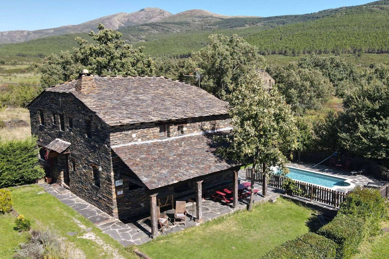 La Pizarra Negra ofrece la posibilidad de alquilar una casa rural íntegra para realizar la ruta de los pueblos negros