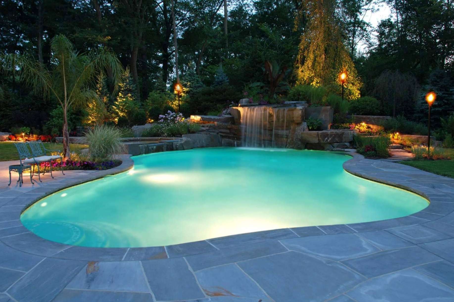 Iluminación para piscinas con focos LED en Warmpool